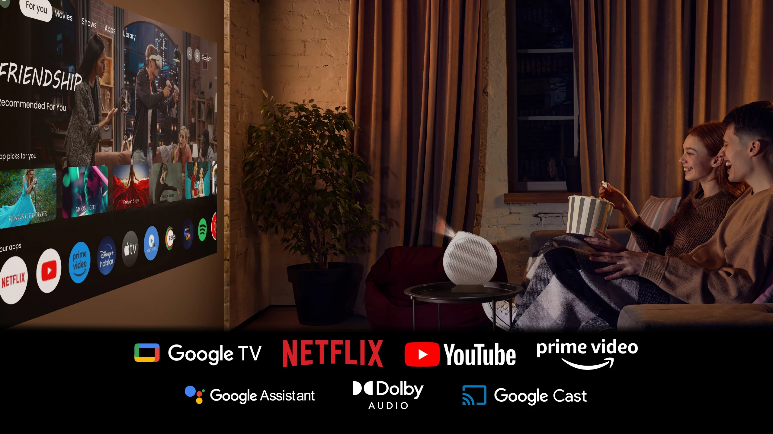 Una coppia guarda la TV con popcorn, interfaccia Google TV.