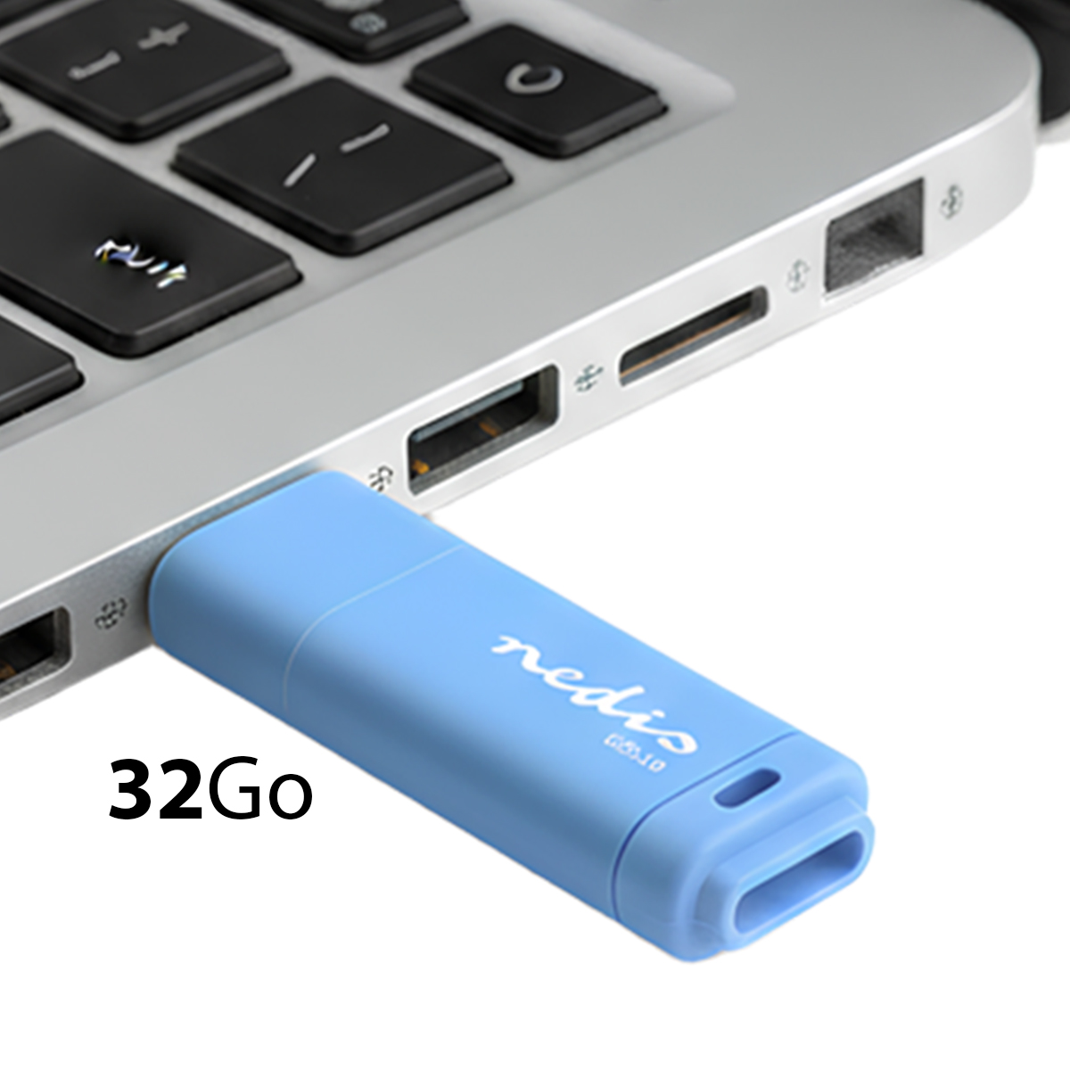 Un'unità USB blu da 32 GB collegata a un laptop.