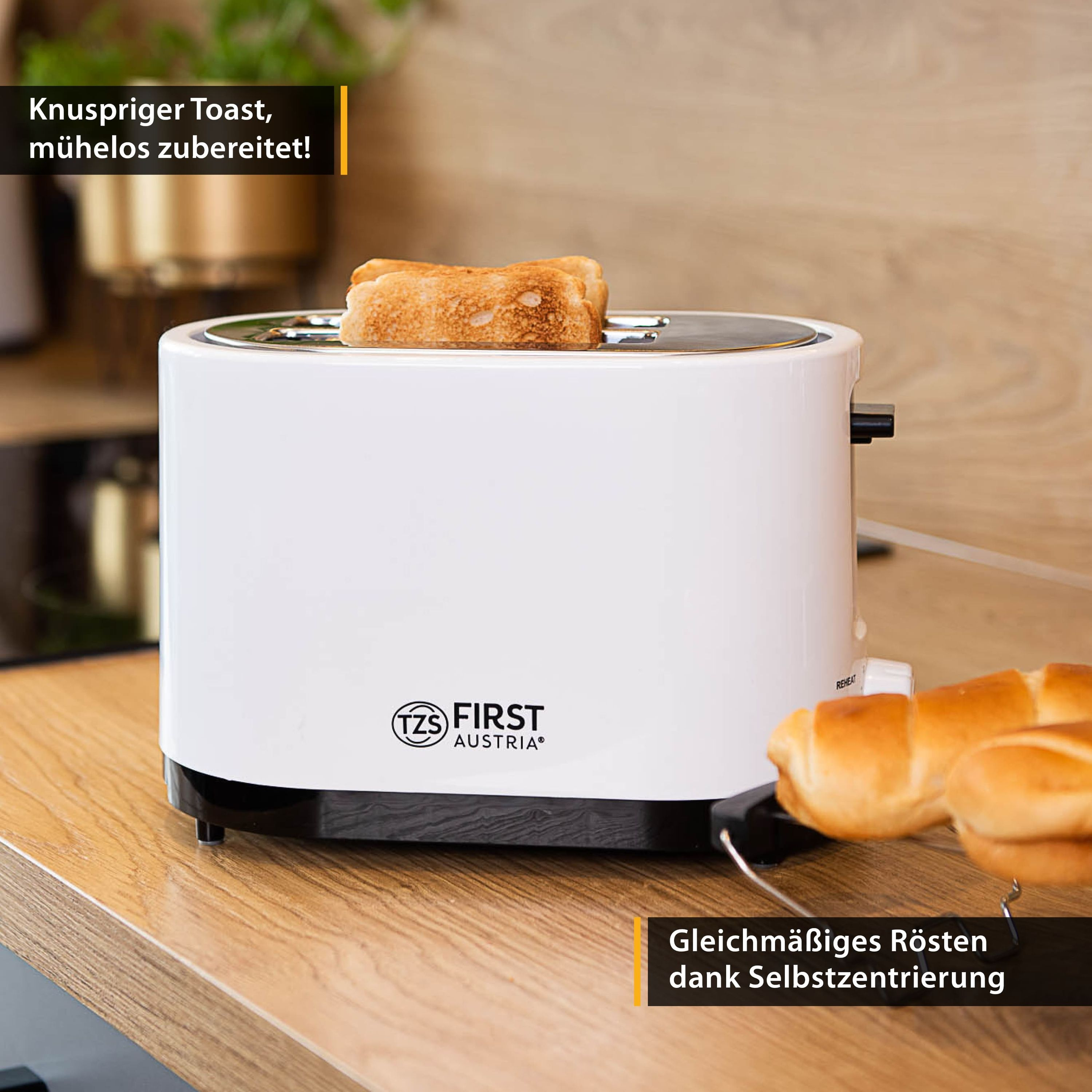 Ein weißer Toaster mit zwei Toastscheiben und Brötchen.