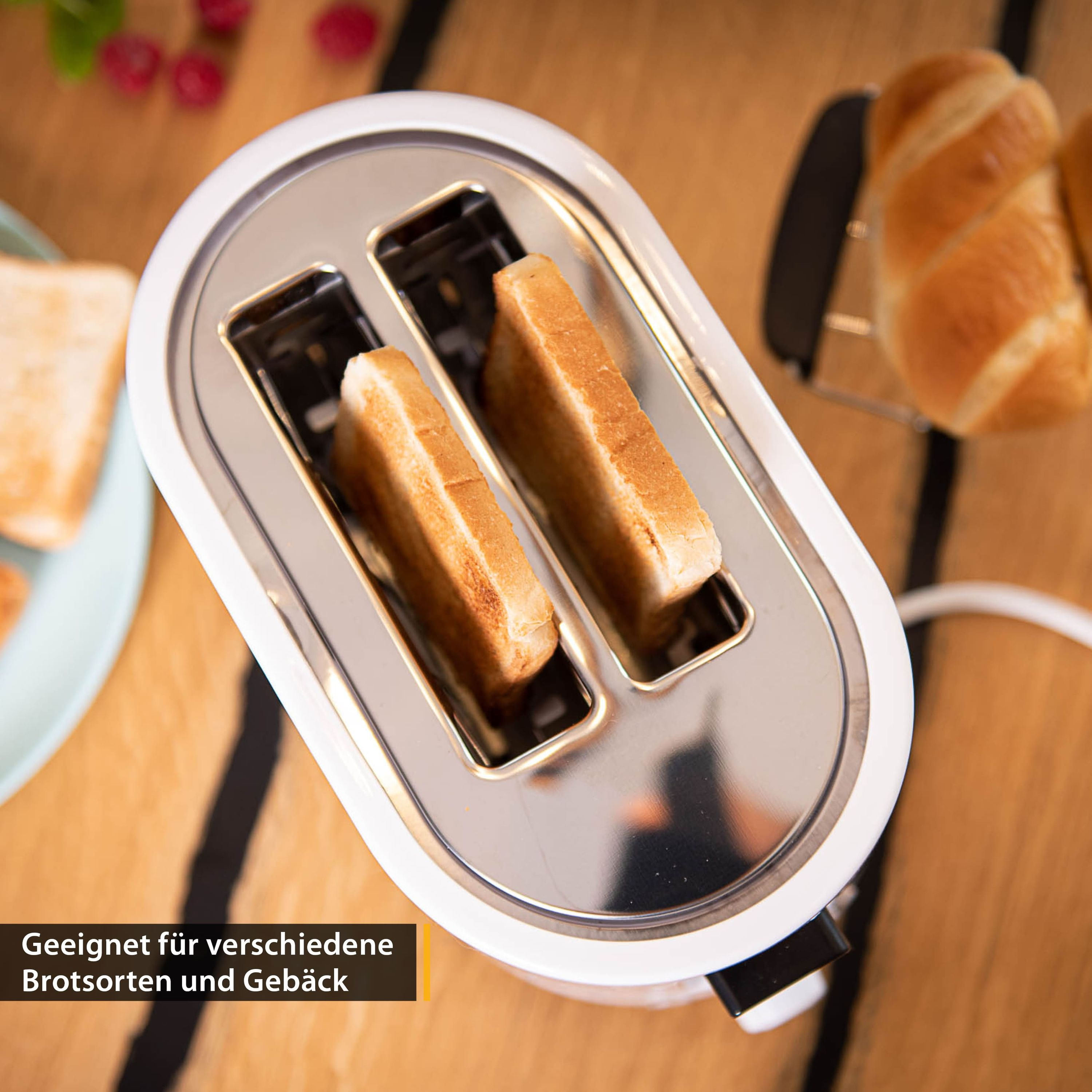 Ein weißer Toaster mit zwei Scheiben Toastbrot im Schlitz.