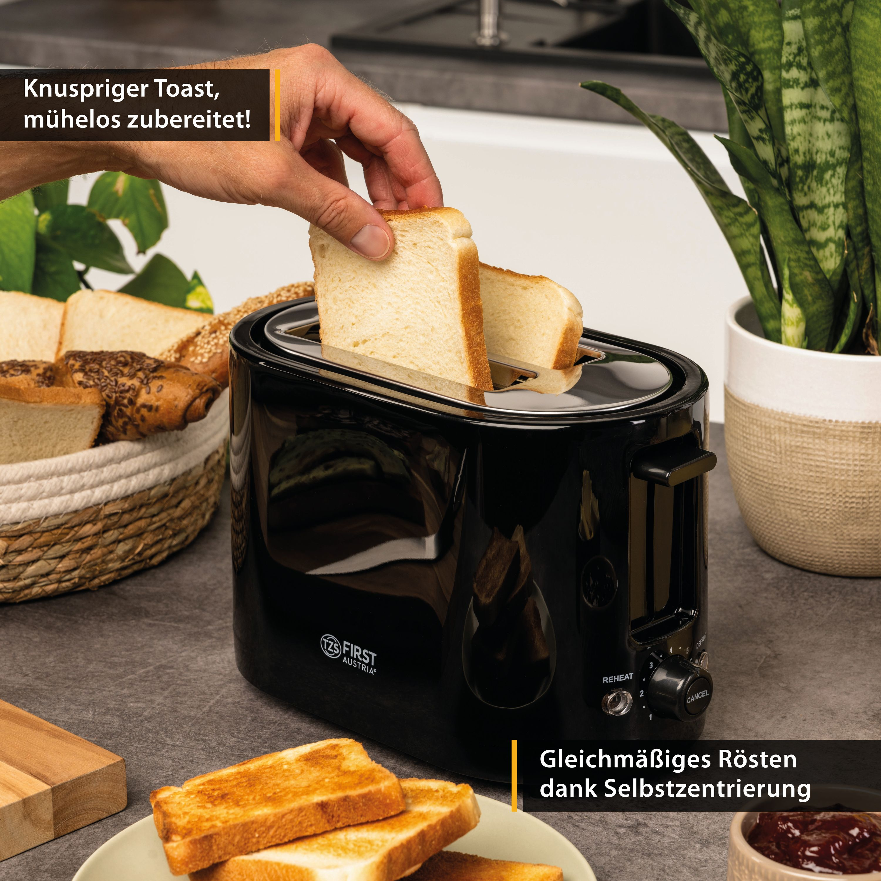 Eine Hand legt Toast in einen schwarzen Toaster. Daneben Brot und Pflanzen.