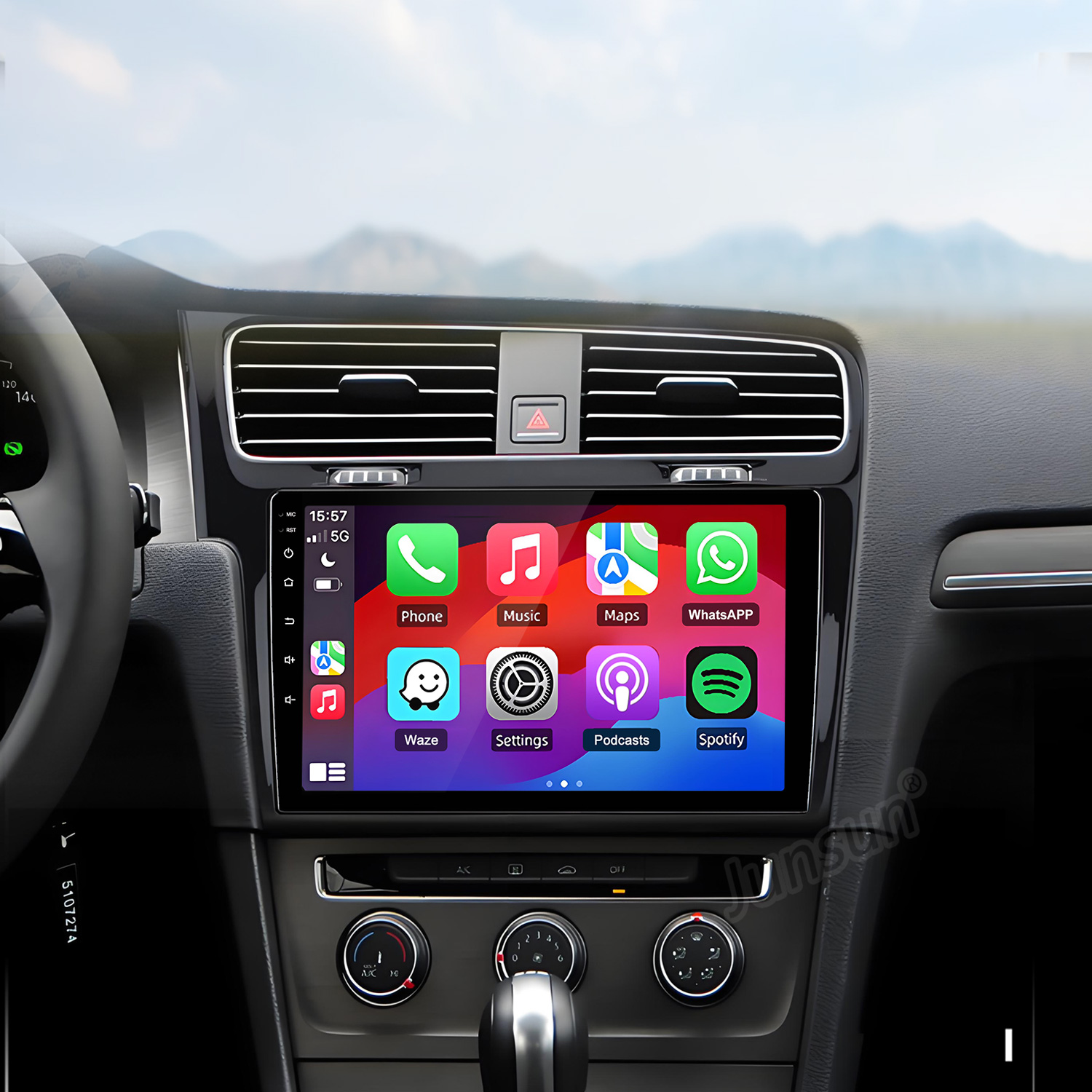 Cruscotto auto con schermo infotainment che mostra app come Telefono, Musica e Mappe.