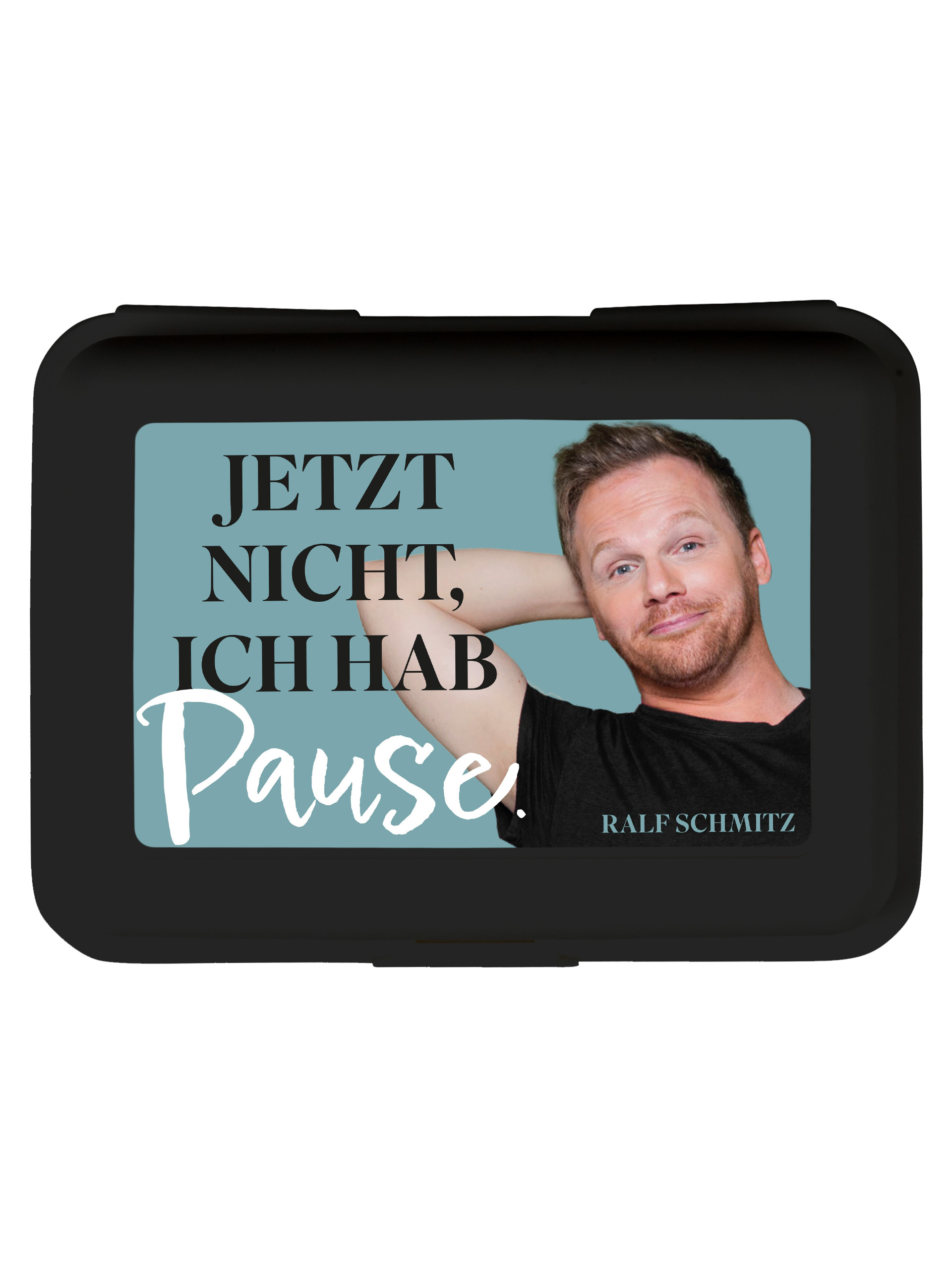 Ein Mann mit roten Haaren lehnt sich mit dem Arm hinter dem Kopf an. Text auf Deutsch.