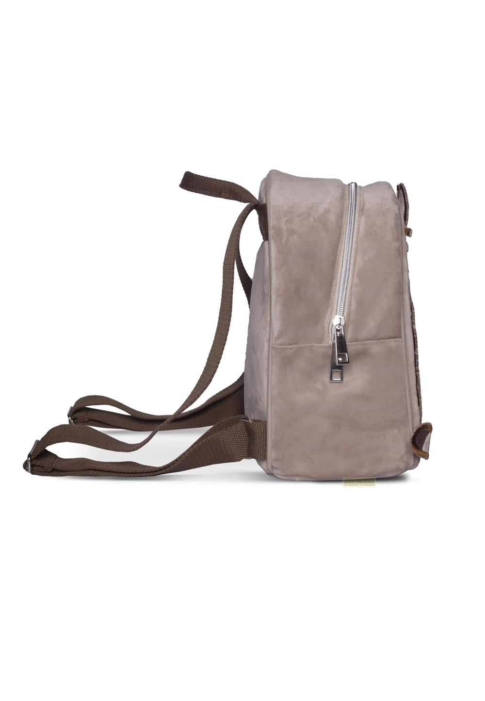 Ein grauer Rucksack mit braunen Trägern auf weißem Hintergrund.