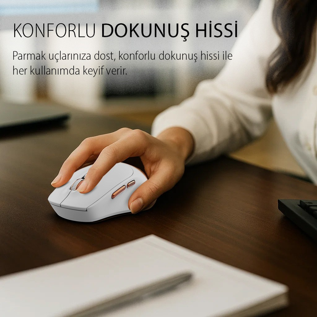 Ahşap masa üzerinde beyaz fare kullanan el. Önde defter ve kalem.