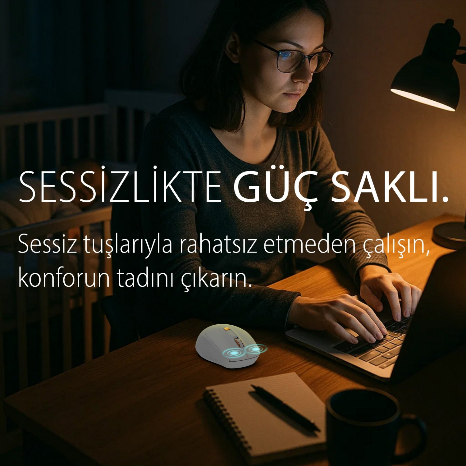 Bir kadın, masa lambasının ışığında gece geç saatlerde dizüstü bilgisayarda çalışıyor.
