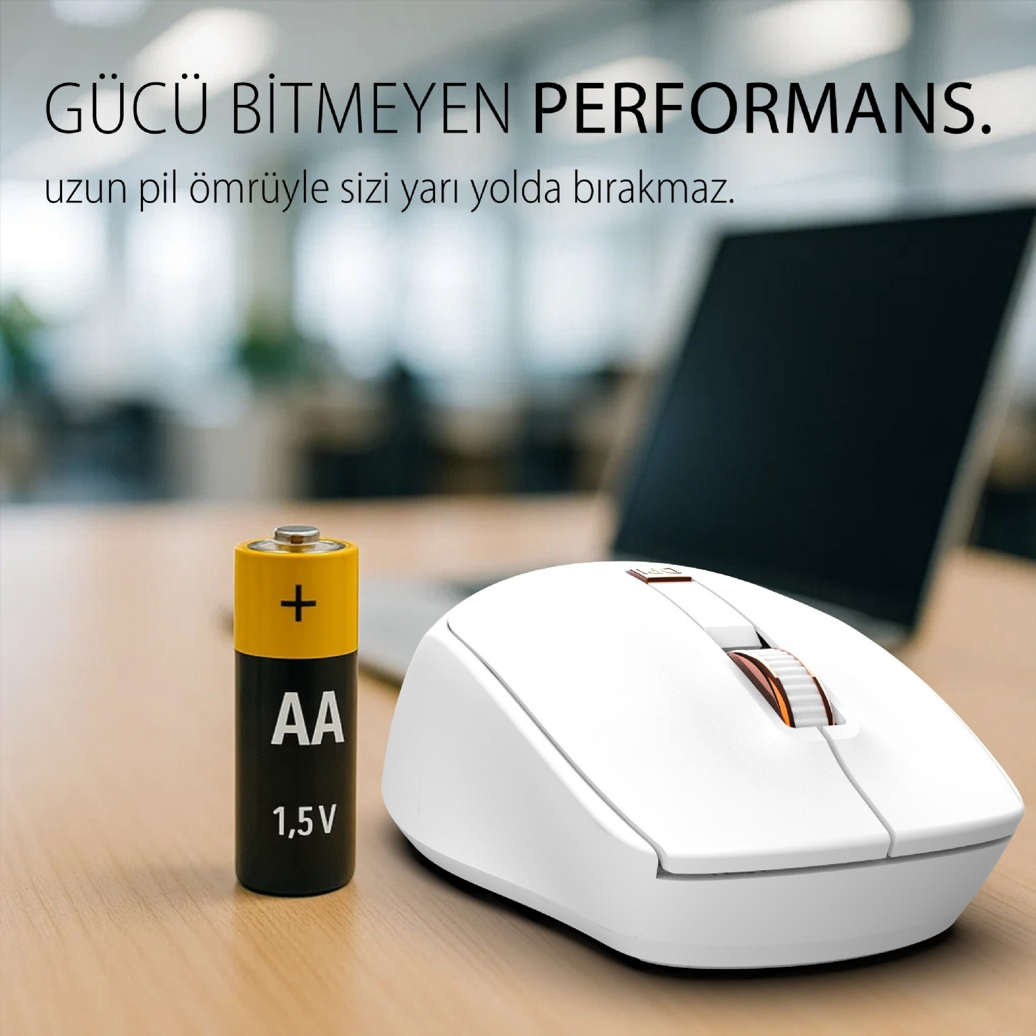 Beyaz bir bilgisayar faresi ve bir AA pil ahşap masada.