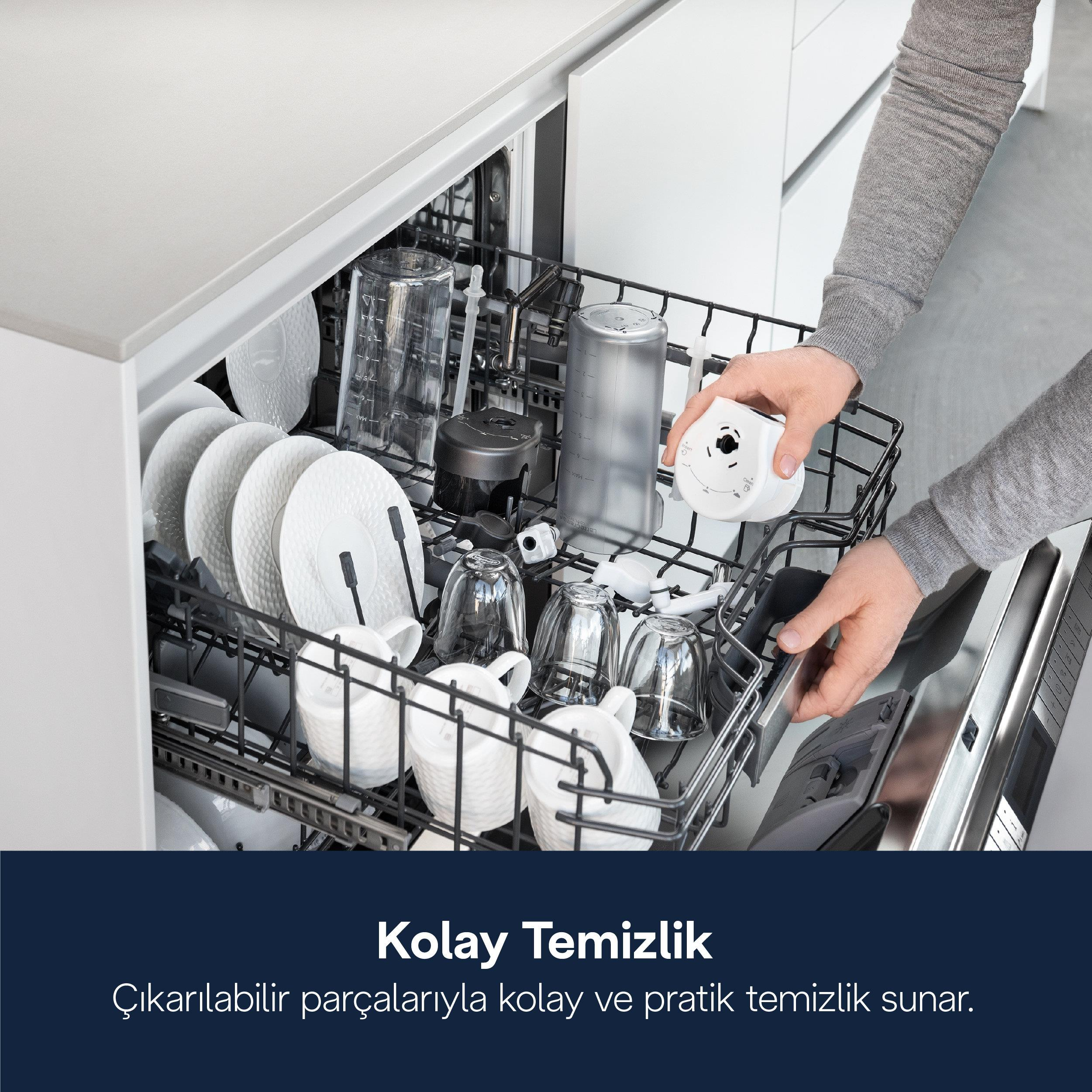 Bulaşık makinesi rafı, beyaz tabaklar, bardaklar ve bir parça çıkaran bir el.