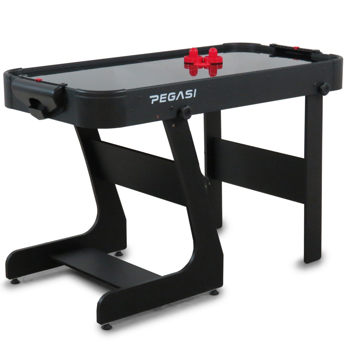 Zwarte airhockeytafel met rode pucks en paddles op glanzend oppervlak.