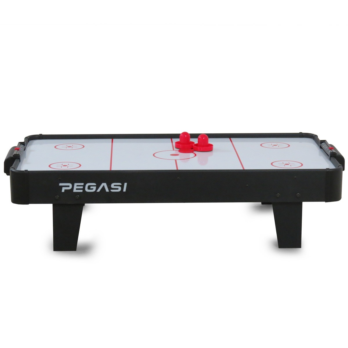 Een tafel airhockey spel met een rode puck en twee hamers.