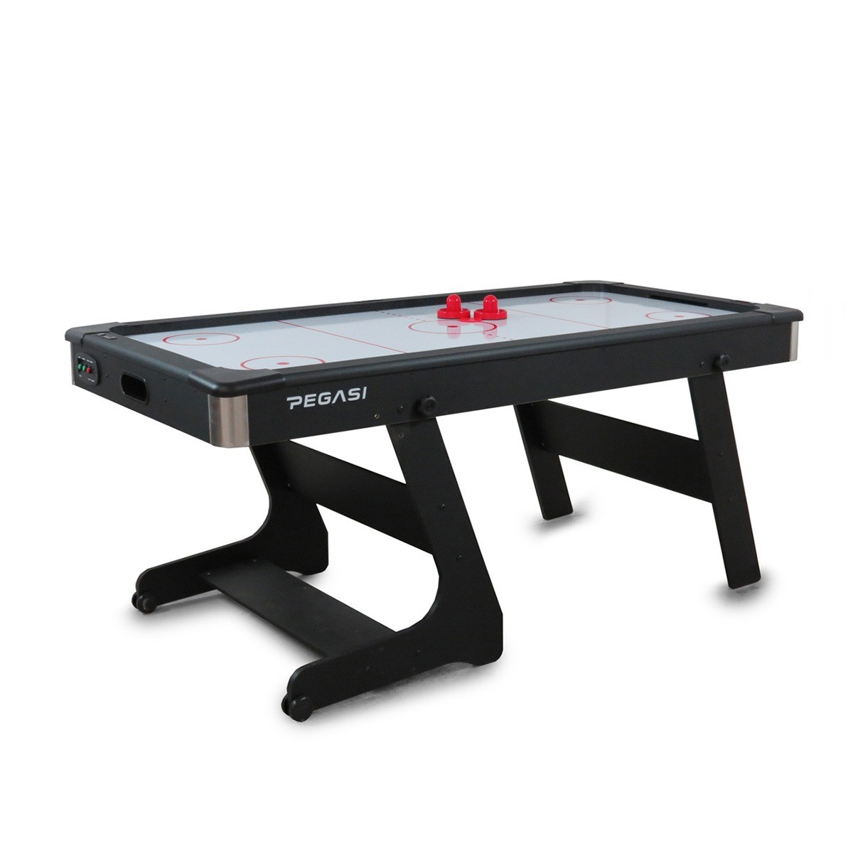 Een airhockeytafel met rode paddles en pucks op een wit speelveld.