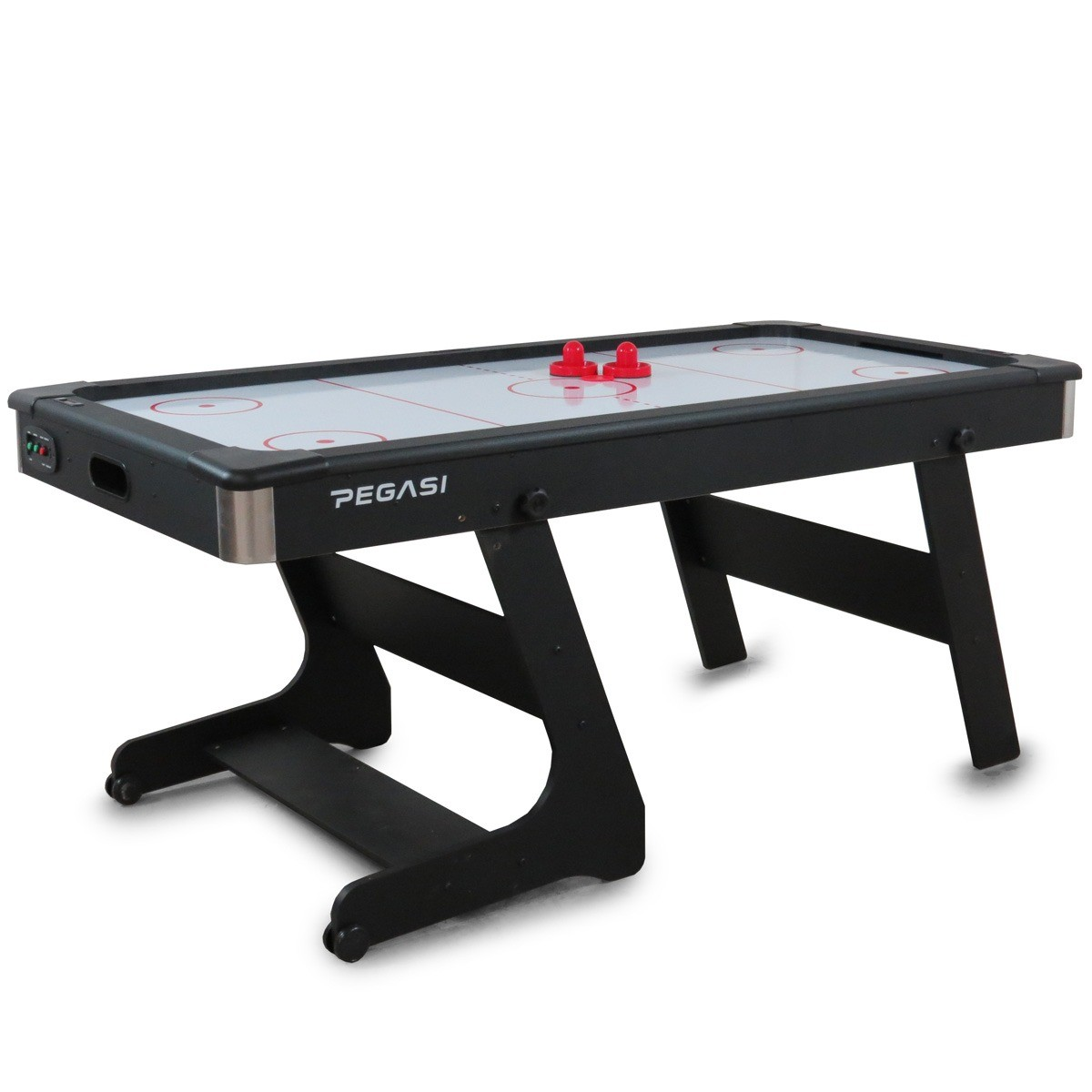 Een zwarte airhockeytafel met rode paddles en pucks op witte achtergrond.