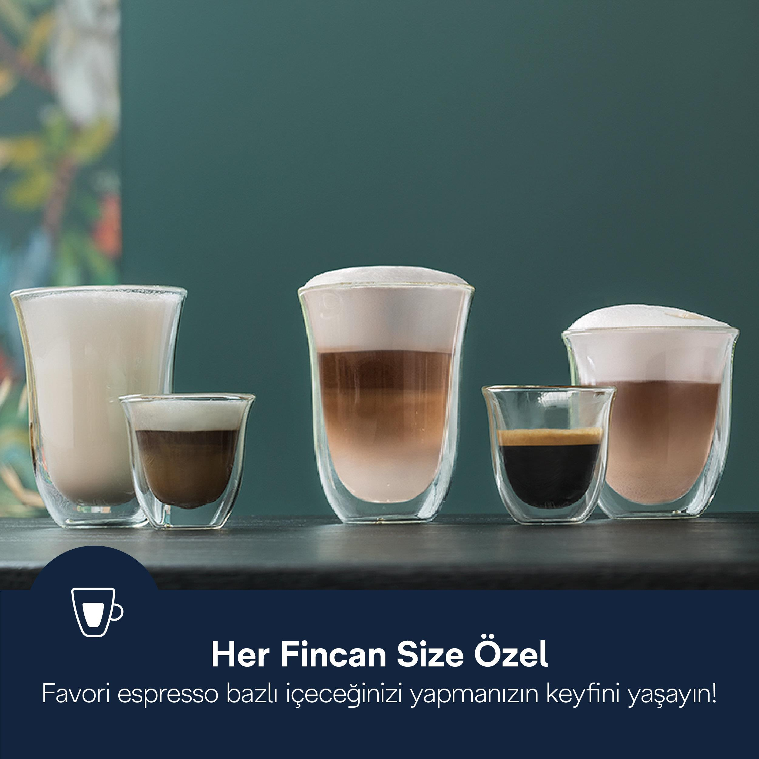 Cztery kawy w szklanych kubkach na ciemnym tle.