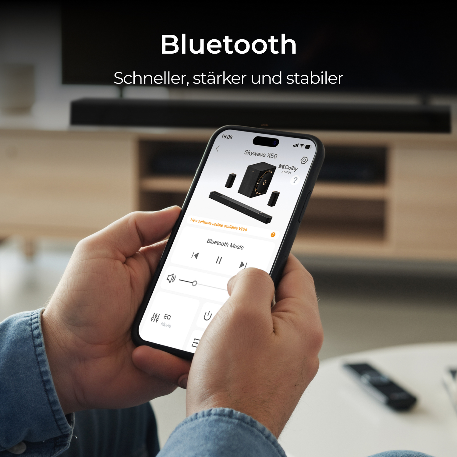 Person hält ein Smartphone mit der Skywave X50 App, die Bluetooth-Musik steuert.