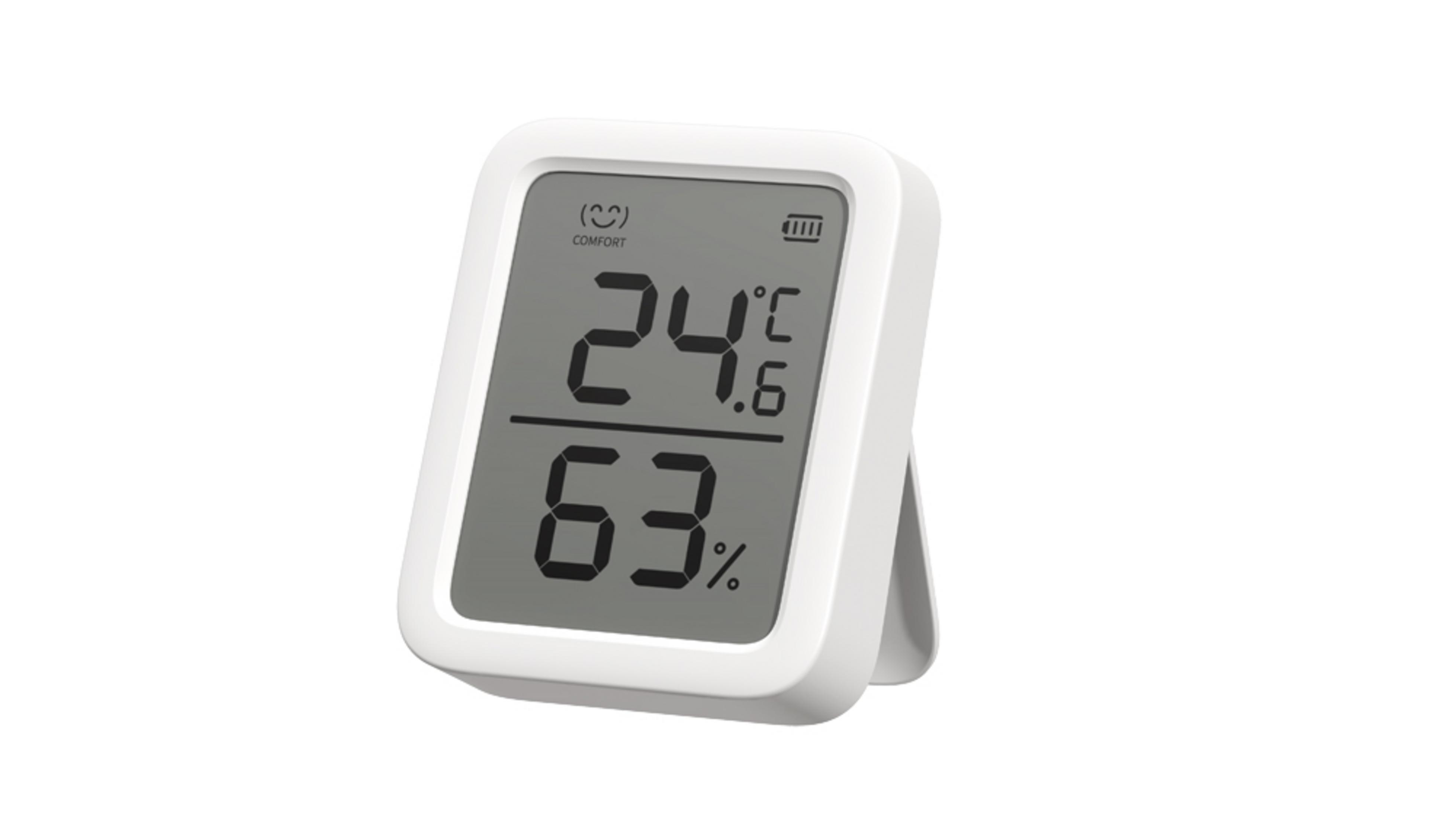 Weißes digitales Thermometer zeigt 24,6°C und 63% Luftfeuchtigkeit an.