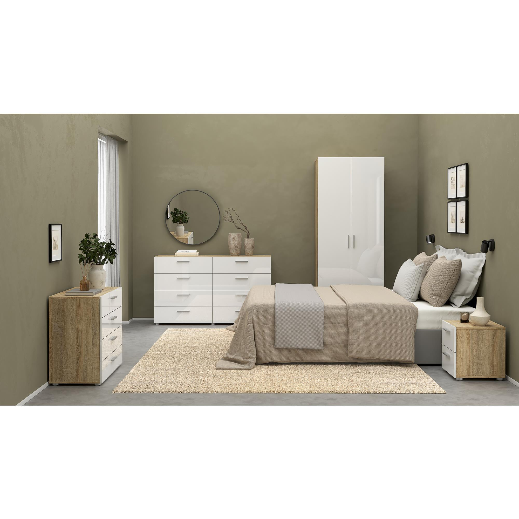 Un dormitorio con cama, mesitas de noche, cómodas, armario y alfombra.
