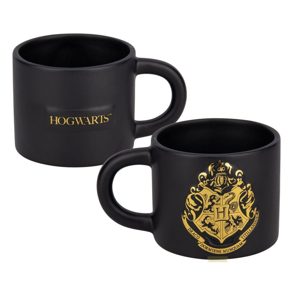 Dwa czarne kubki z napisem i herbem Hogwartu.
