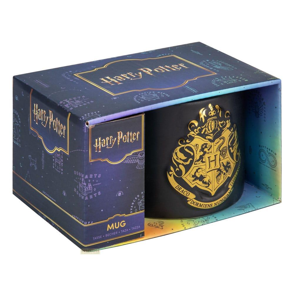 Czarny kubek Harry Potter ze złotym herbem Hogwartu, w pudełku.