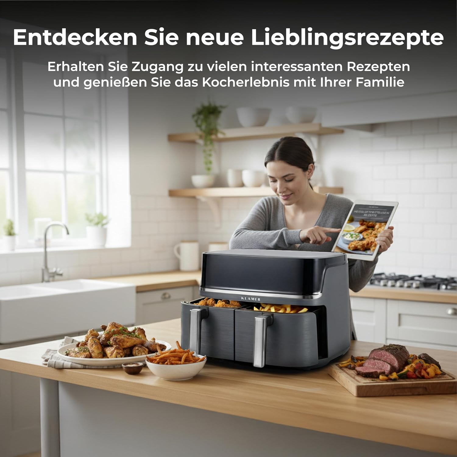 Eine Frau zeigt ein Rezeptbuch auf einem Tablet neben einer Heißluftfritteuse mit Essen.