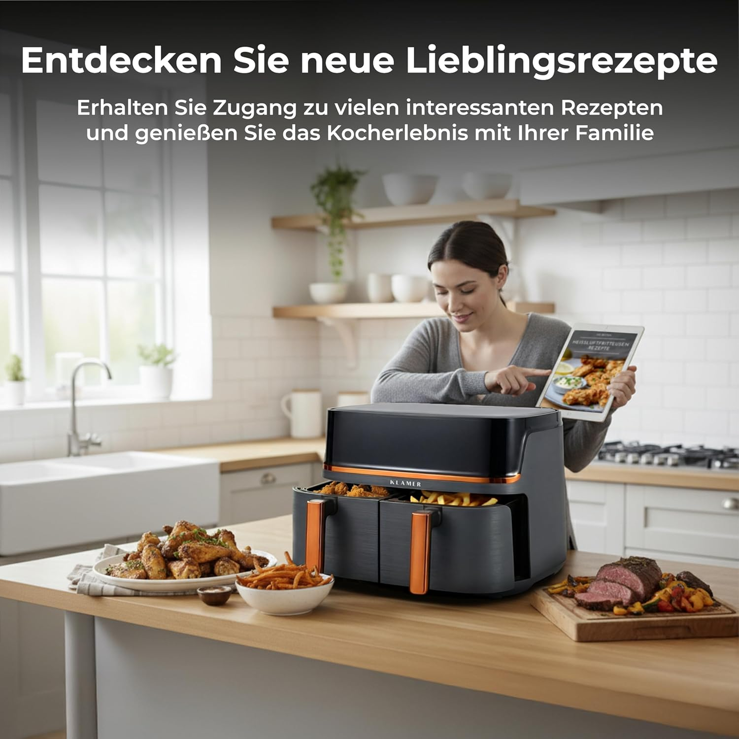 Frau in Küche zeigt Rezeptbuch neben Heißluftfritteuse mit Essen.