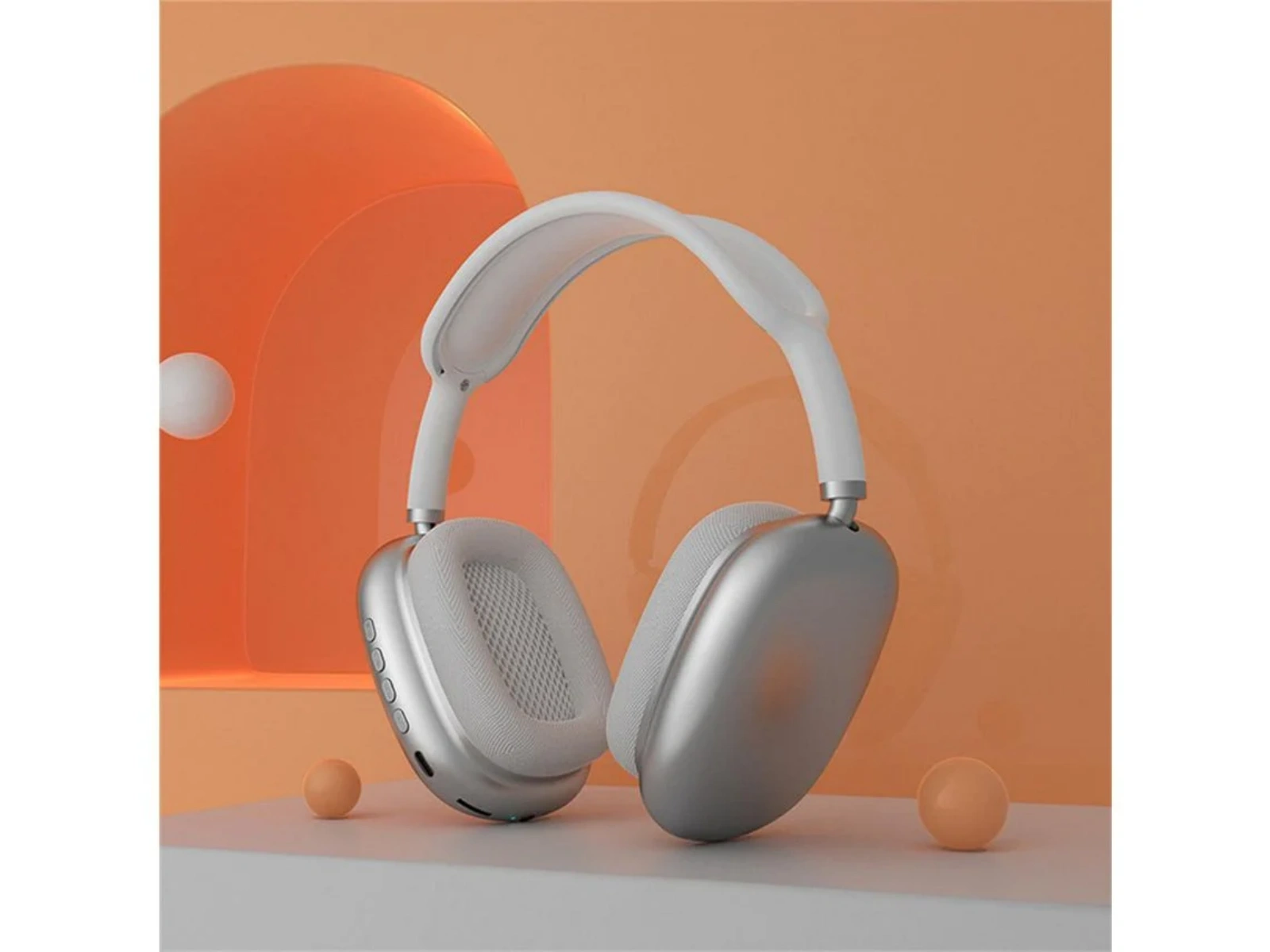 Silberne Kopfhörer mit weißem Bügel auf einem weißen Podest, orangefarbener Hintergrund.