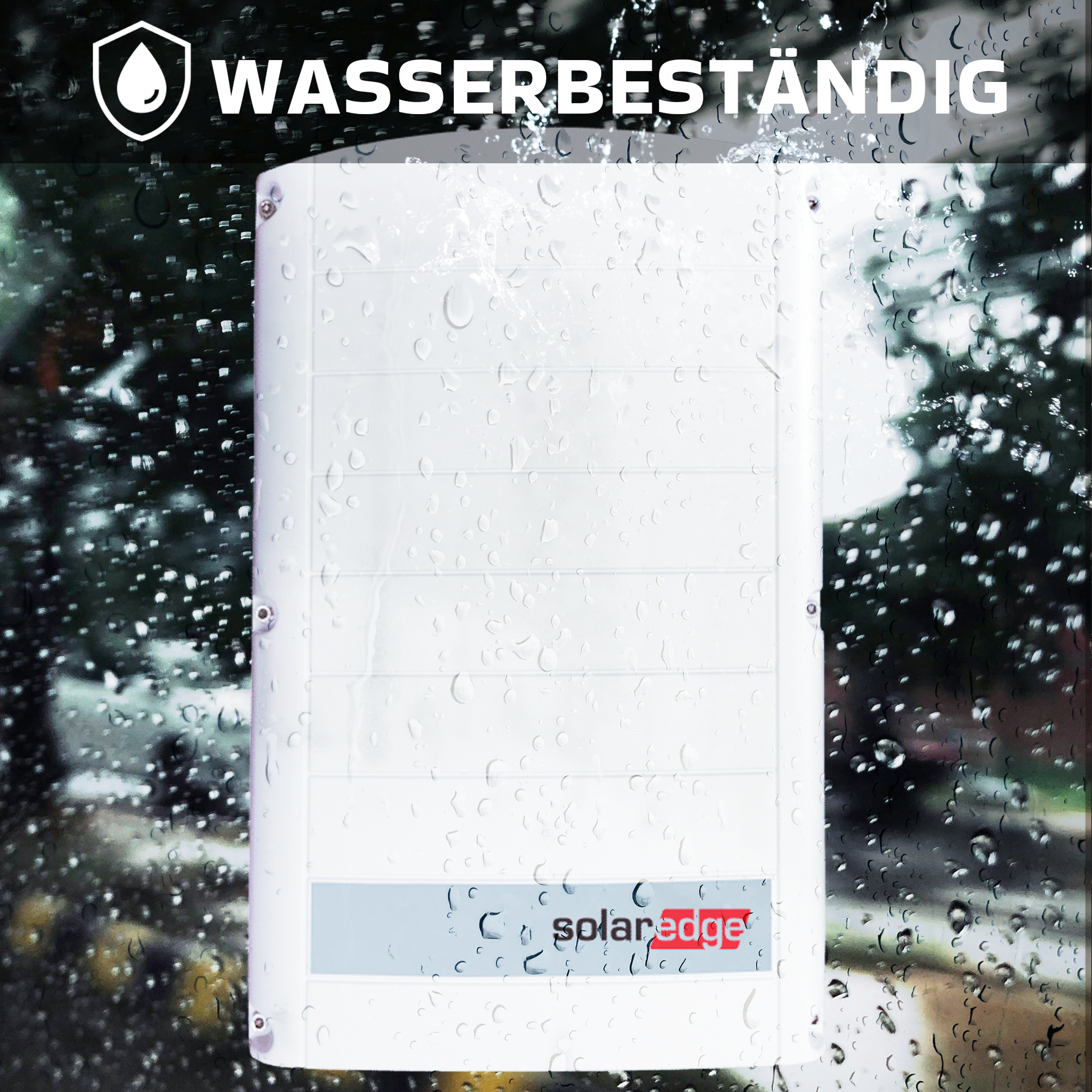 Wasserdichtes weißes Gehäuse mit Solaredge-Logo, bedeckt mit Regentropfen.