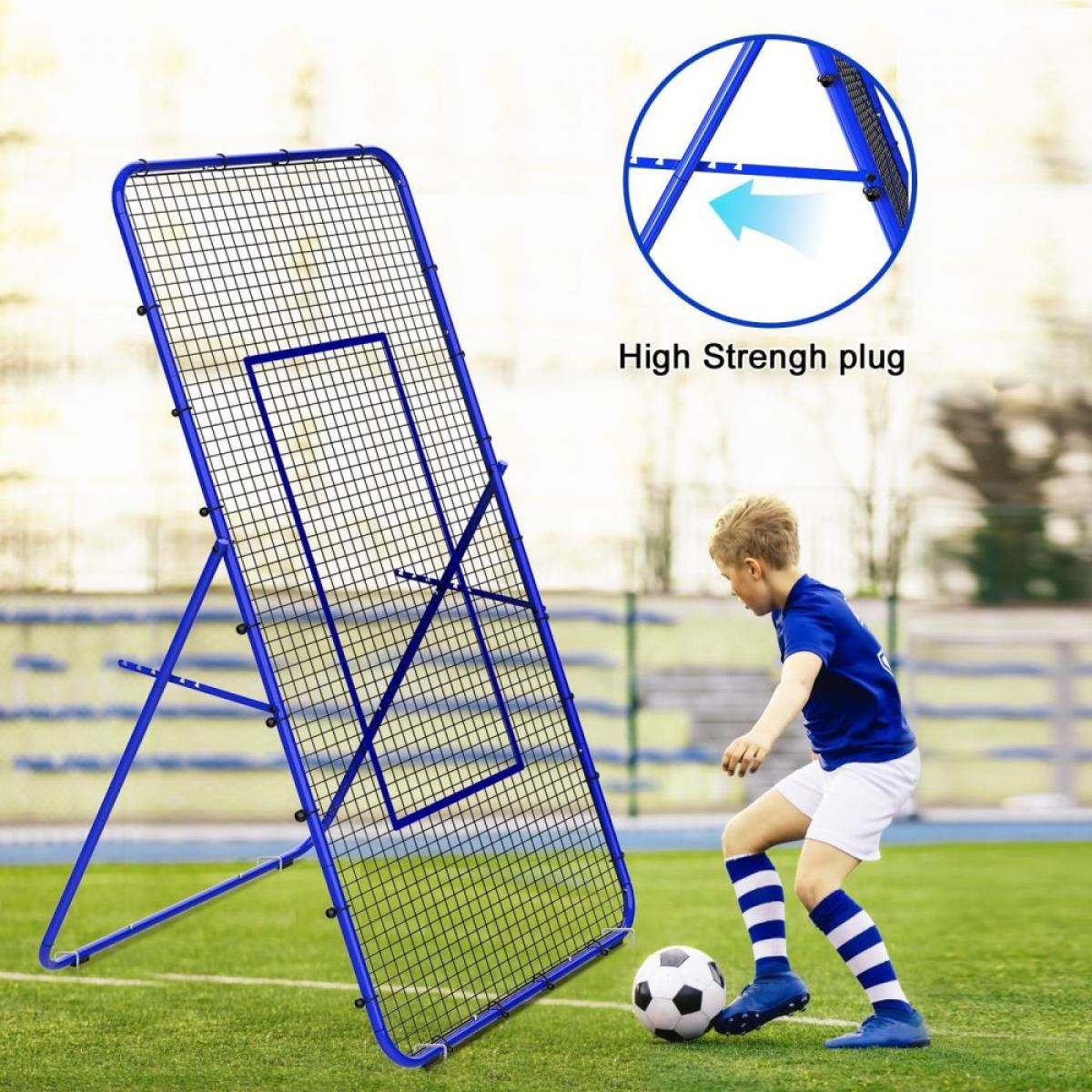Ein Junge spielt mit einem Fußball vor einem blauen Fußballrückprallnetz auf einem Kunstrasenplatz.