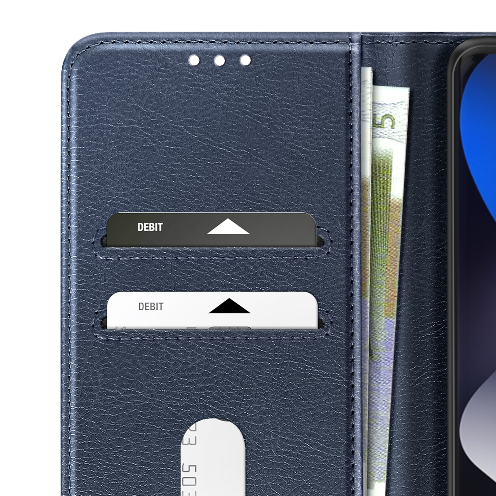 Portafoglio blu scuro con slot per carte e banconote. Visibili 2 carte.