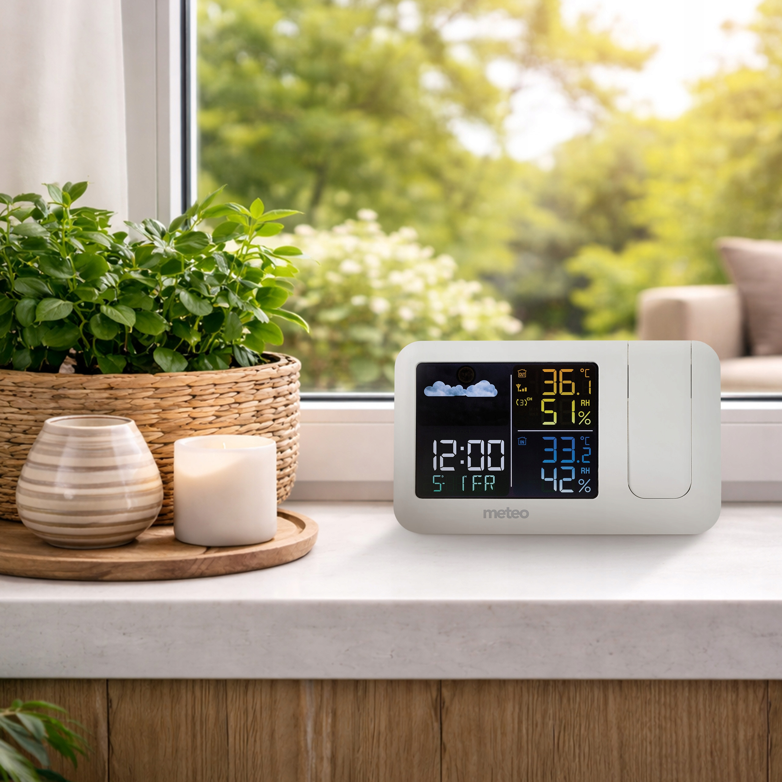 Stacja pogodowa pokazuje 12:00, 36,1°C, 51% wilgotności i 33,5°C, 42%.