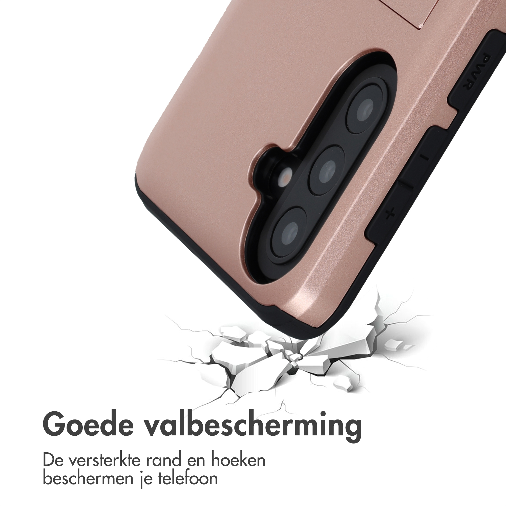 Een roségouden telefoonhoes met cameralenzen die op een gebarsten ondergrond inslaan.