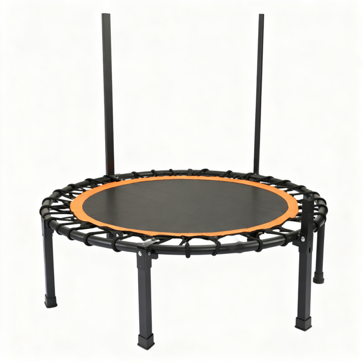 Ein schwarzes Mini-Trampolin mit orangefarbenem Rand und zwei vertikalen schwarzen Stangen.