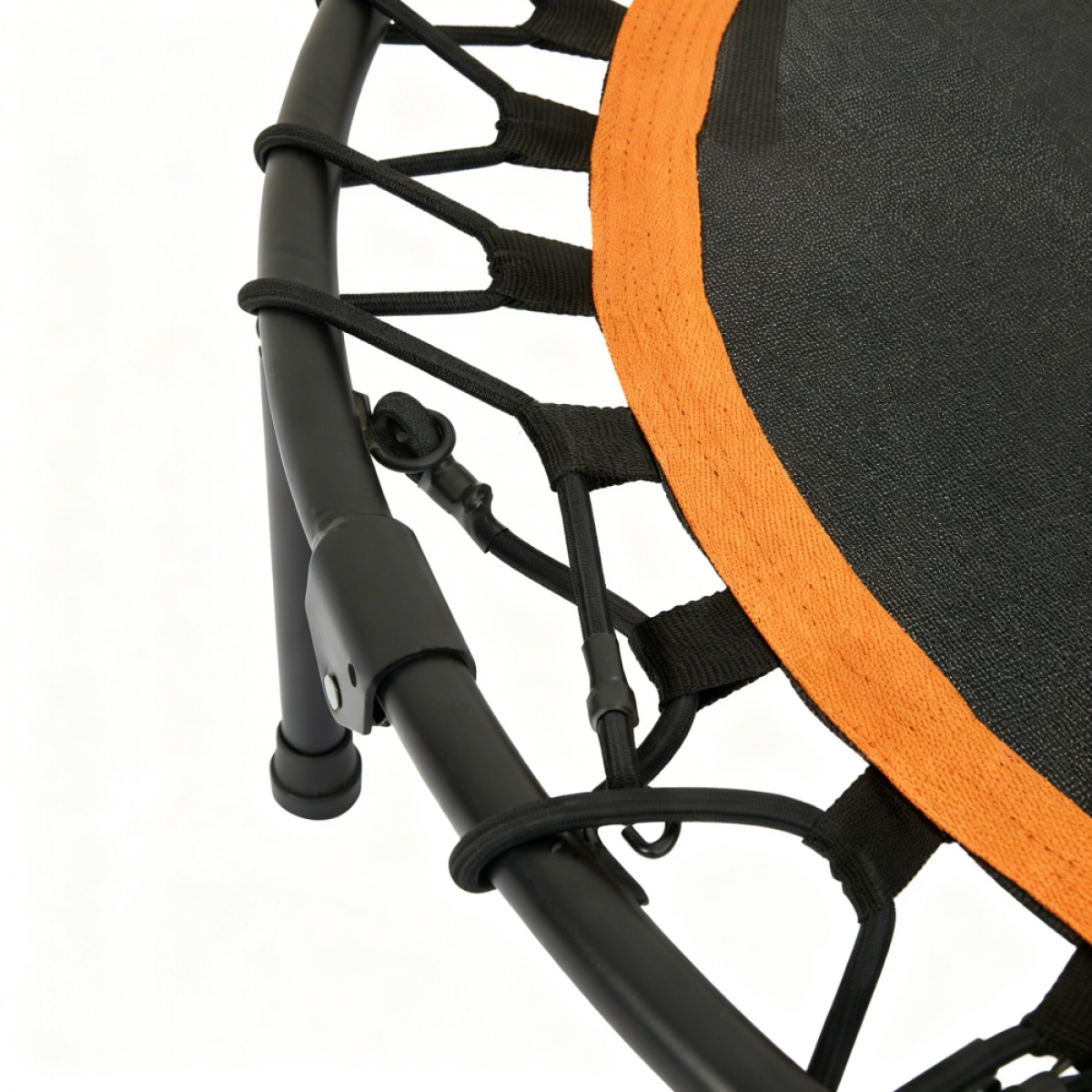 Nahaufnahme eines schwarzen Trampolins mit orangefarbenem Rand und Gummiseilen.