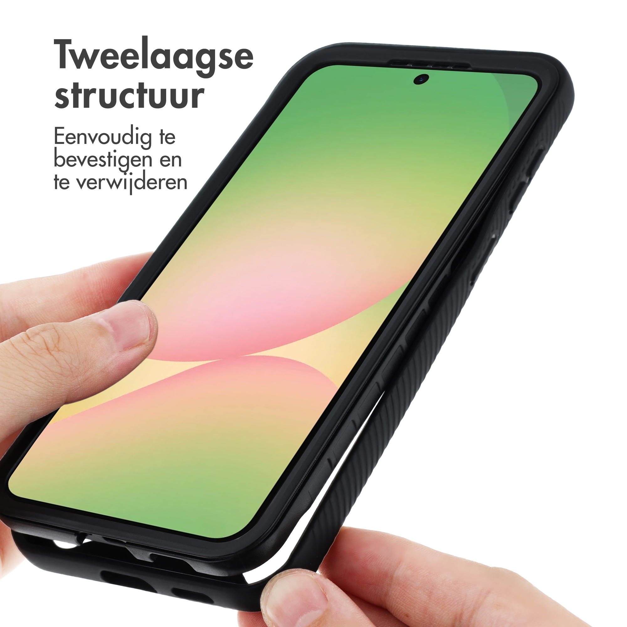 Eine Hand hält ein schwarzes Handy mit zweilagiger Struktur.