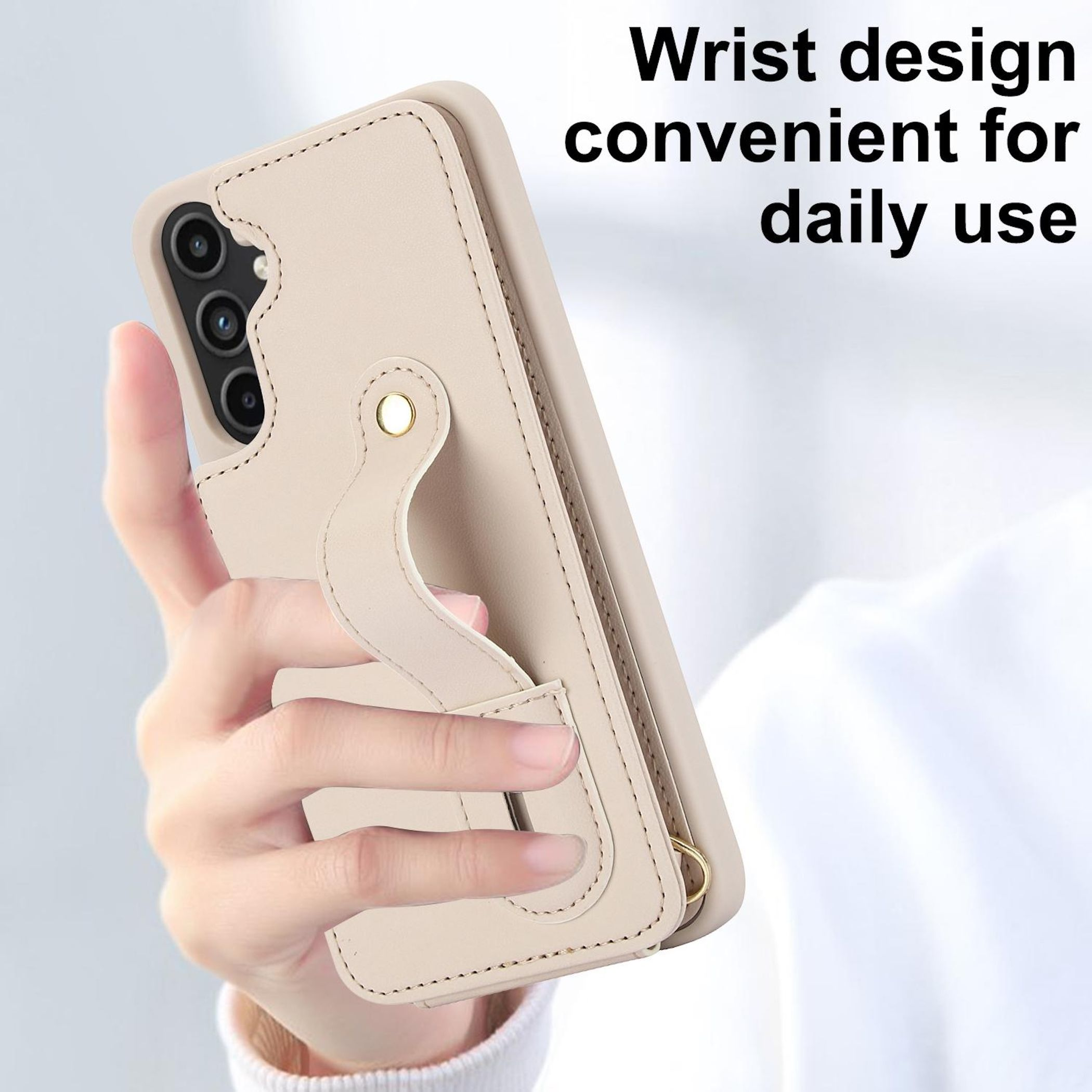 Eine Hand hält eine beige Handyhülle mit Brieftaschenfunktion und Handschlaufe.