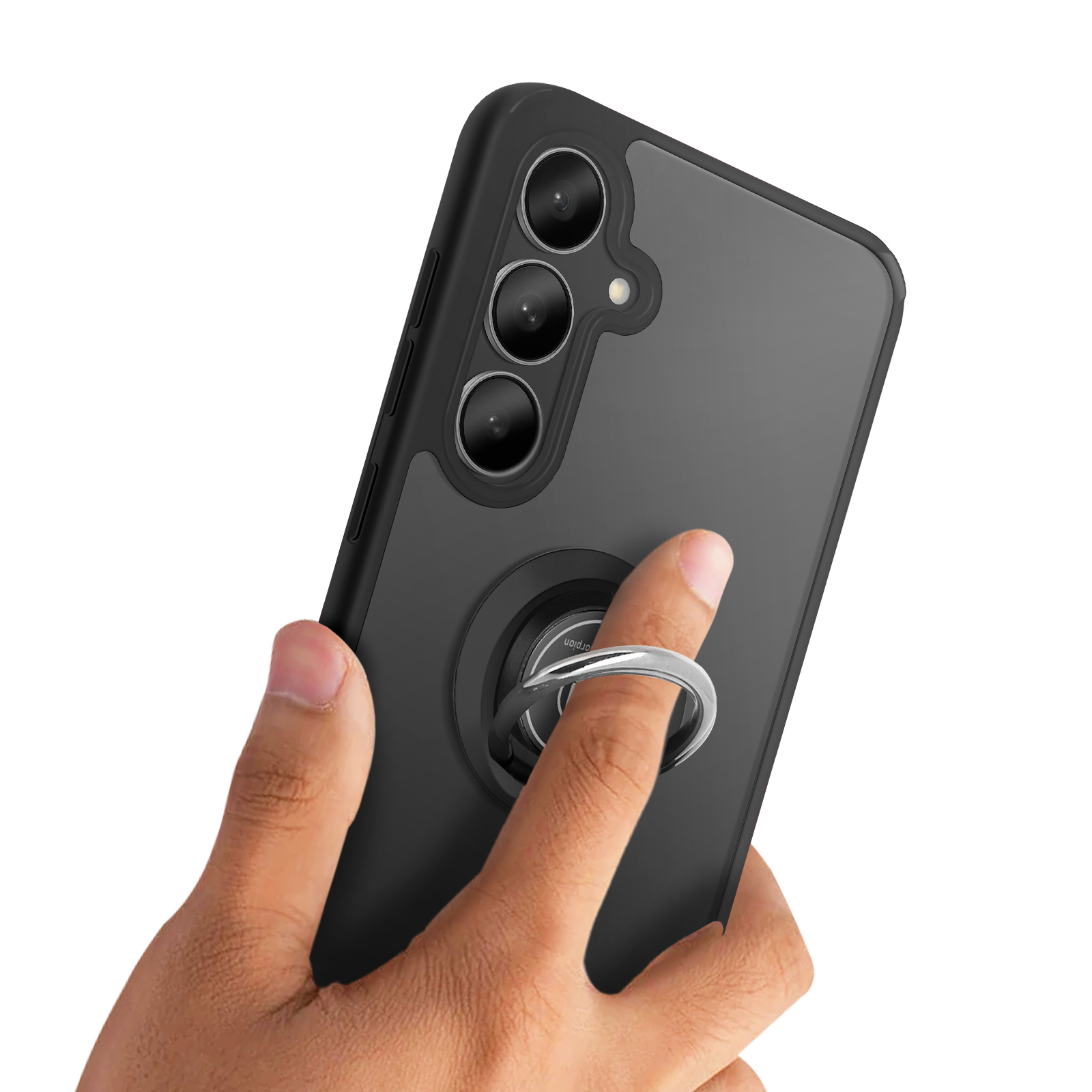 Una mano tiene uno smartphone nero con tre fotocamere e un anello porta.