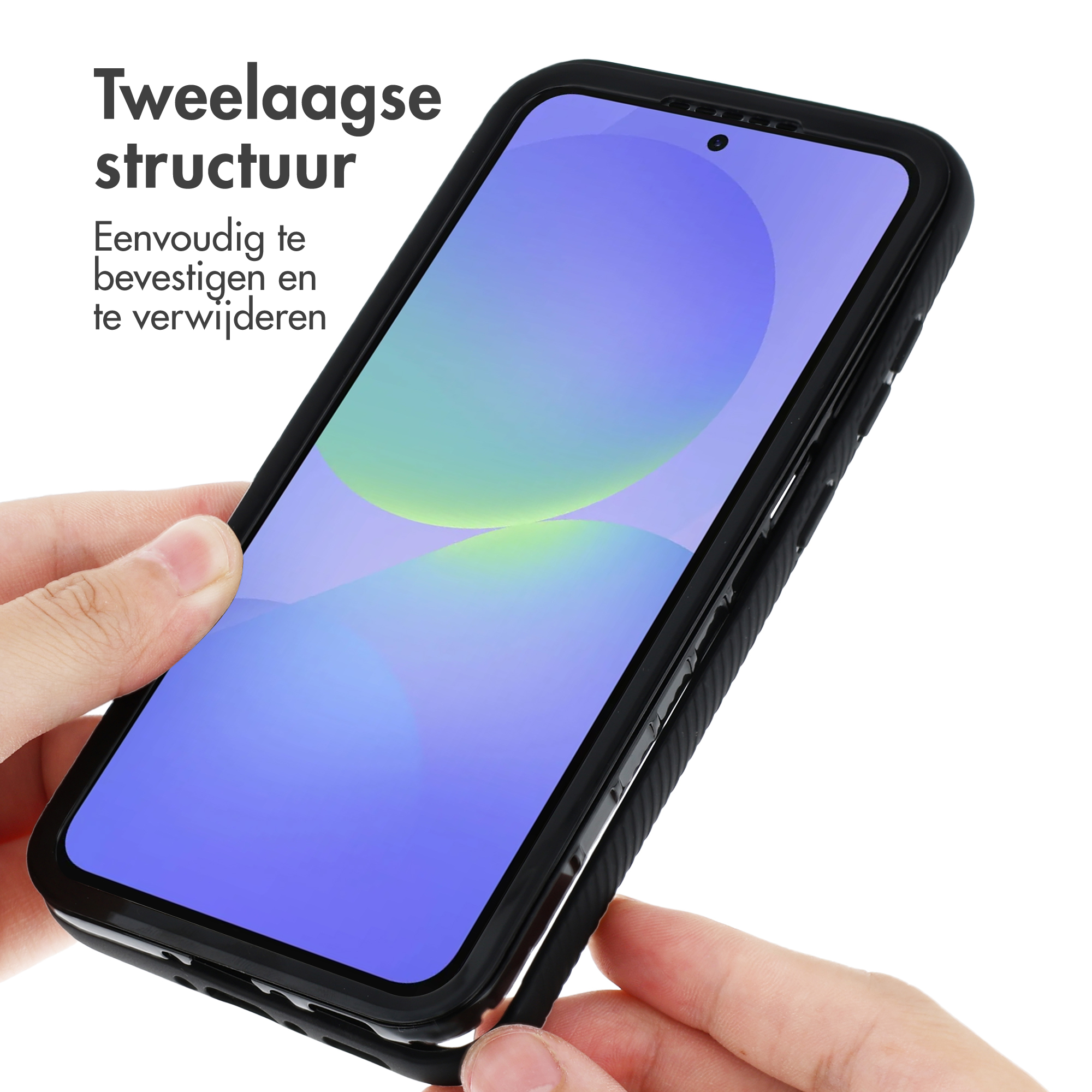 Hände montieren ein schwarzes Handygehäuse auf einem Smartphone.