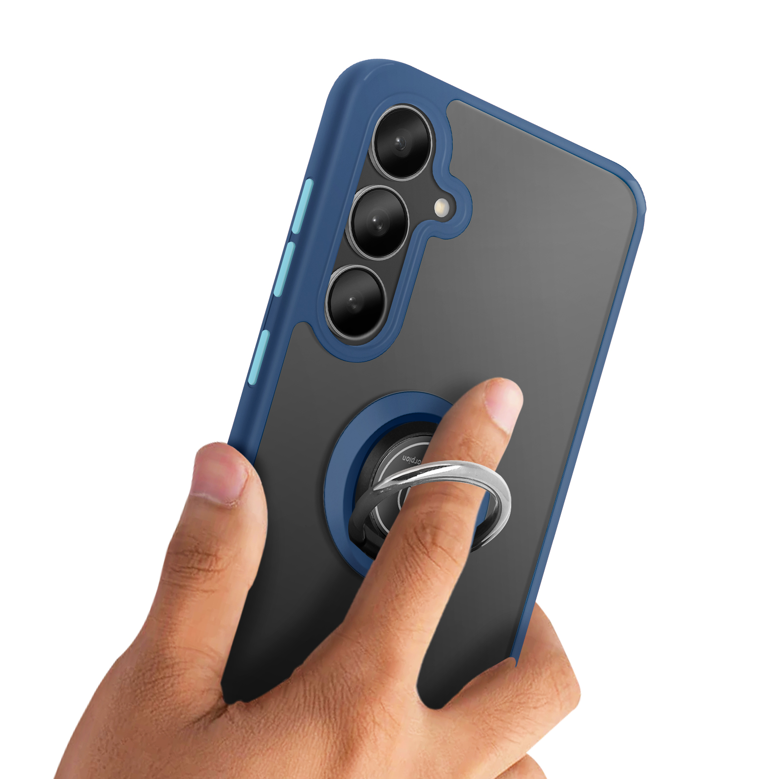 Un dito tiene un telefono blu con anello porta anelli e tre fotocamere.