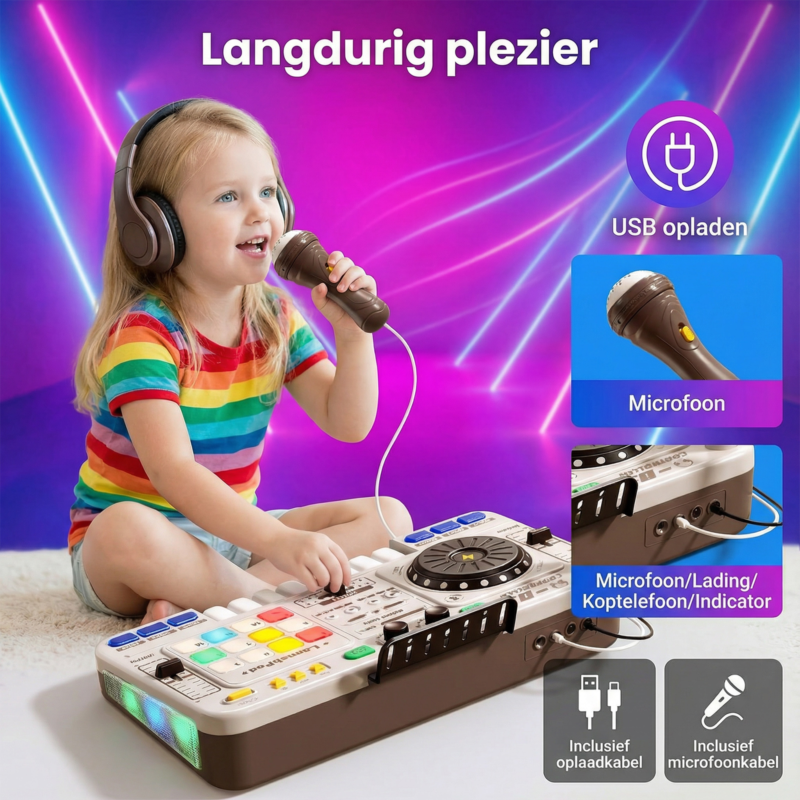 Ein kleines Mädchen mit Kopfhörern singt in ein Mikrofon, neben einem DJ-Pult.