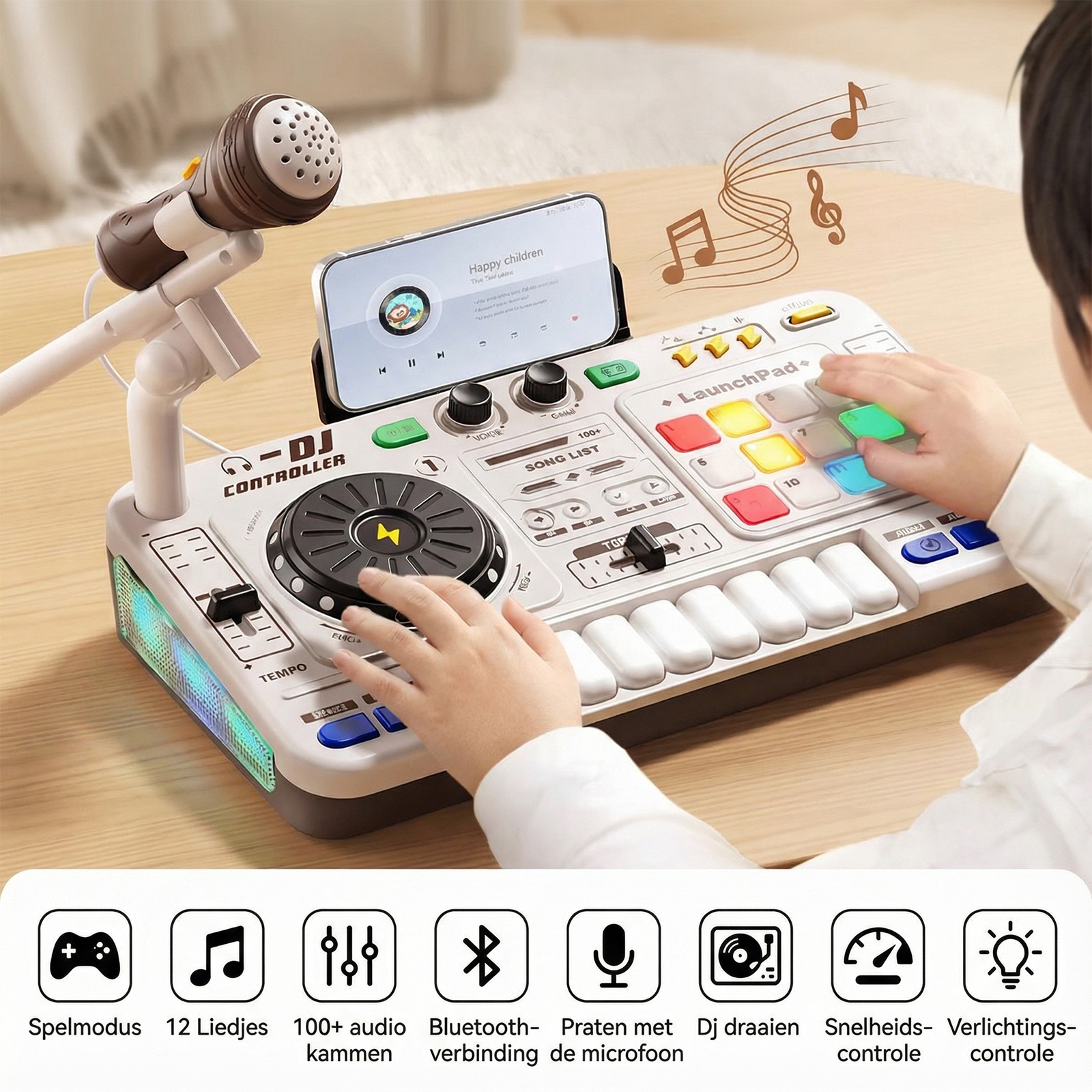 Kind spielt auf einem weißen DJ-Controller mit Mikrofon und Handy.
