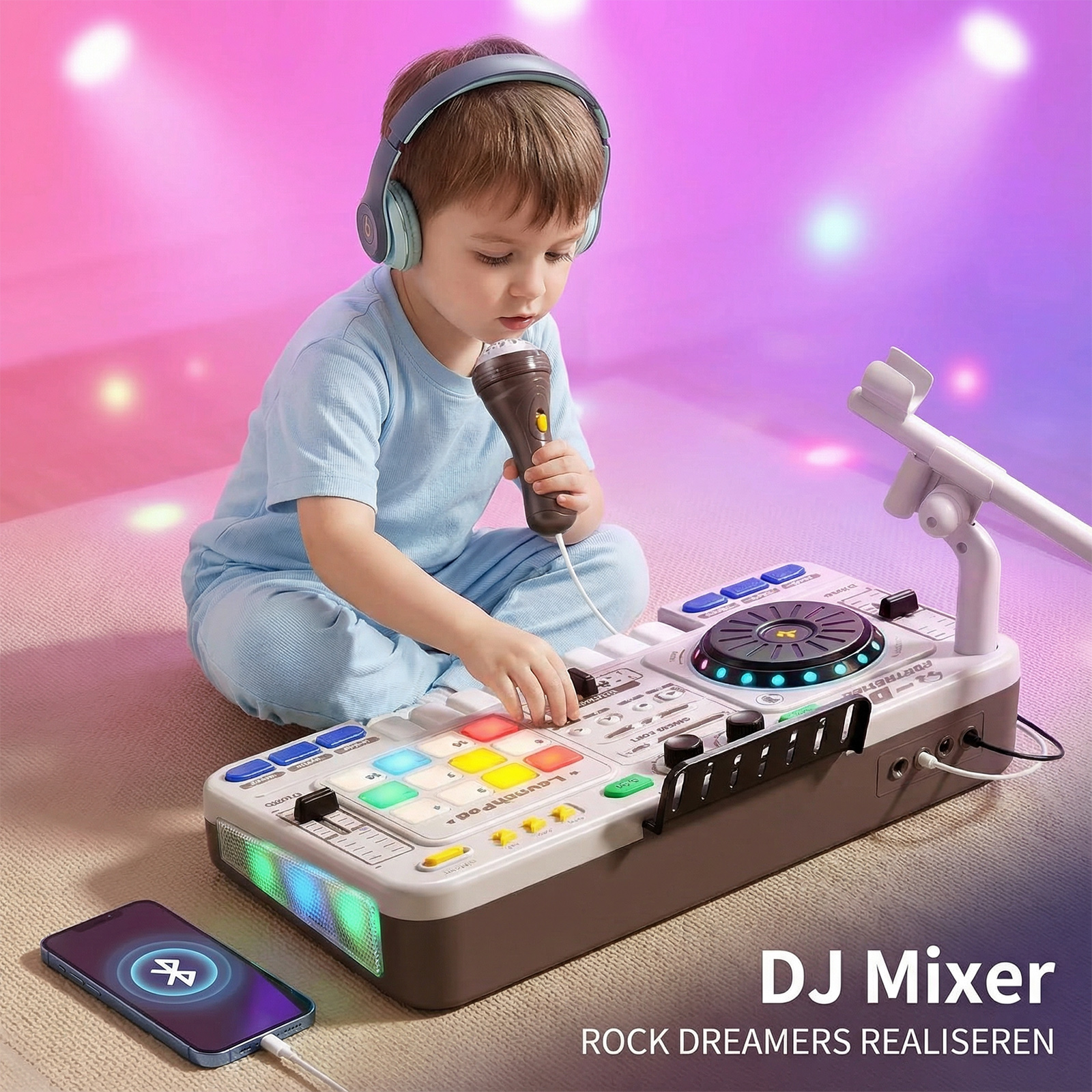 Ein Junge mit Kopfhörern hält ein Mikrofon und spielt ein DJ-Mischpult mit bunten Lichtern.