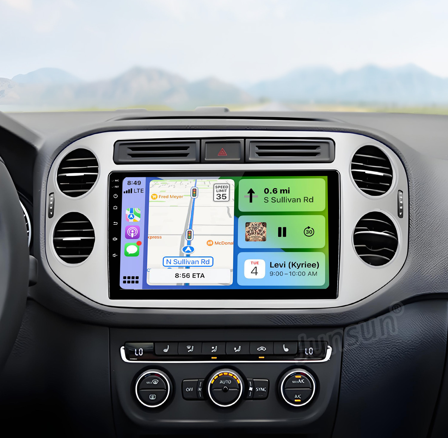 Autoinnenraum mit Navigationsbildschirm, der Karte, Musik und Kalender anzeigt.