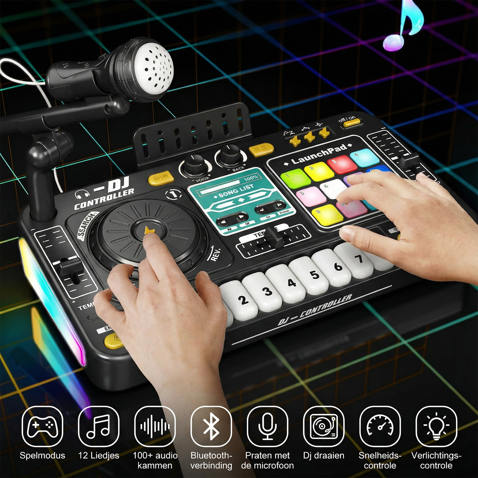 Ein DJ-Controller mit Mikrofon, Lichtern und Pads wird von Händen bedient.