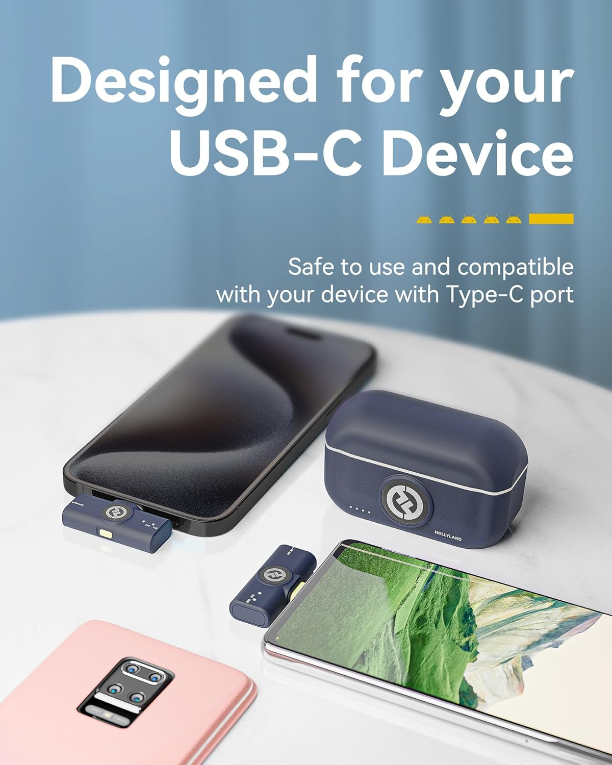 Ein blaues Ladeetui und zwei USB-C-Adapter liegen neben drei Smartphones.