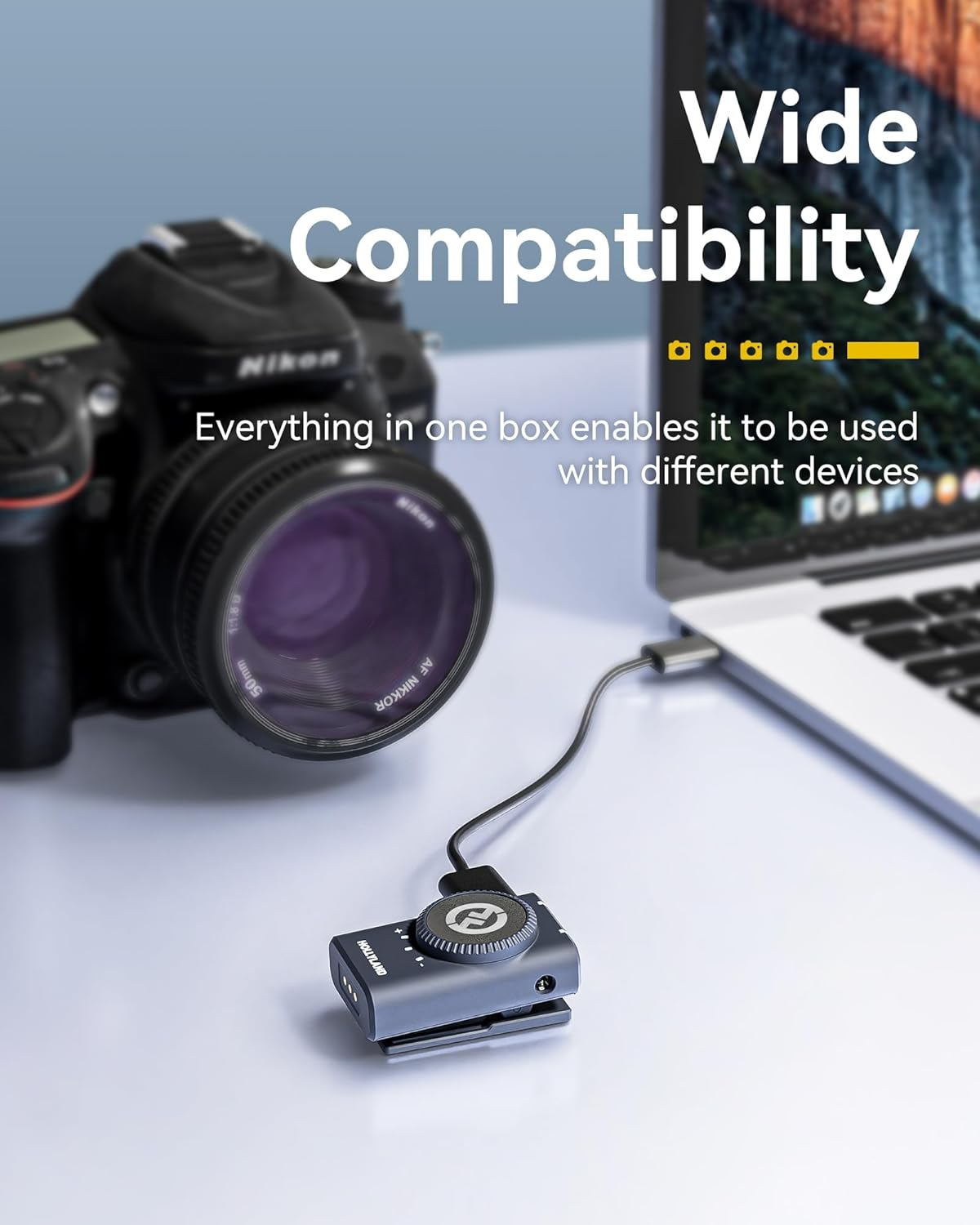 Eine Nikon-Kamera ist über ein kleines Gerät mit einem Laptop verbunden.
