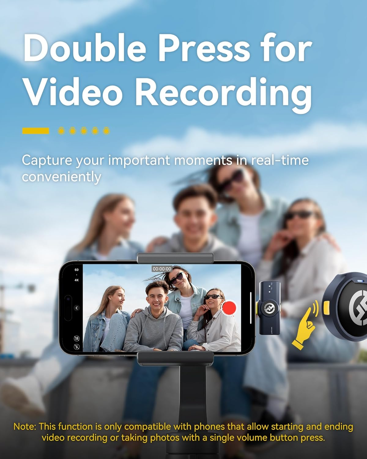 Smartphone-Gimbal mit vier Personen, die ein Selfie aufnehmen. Ein kleiner Controller ist daneben.