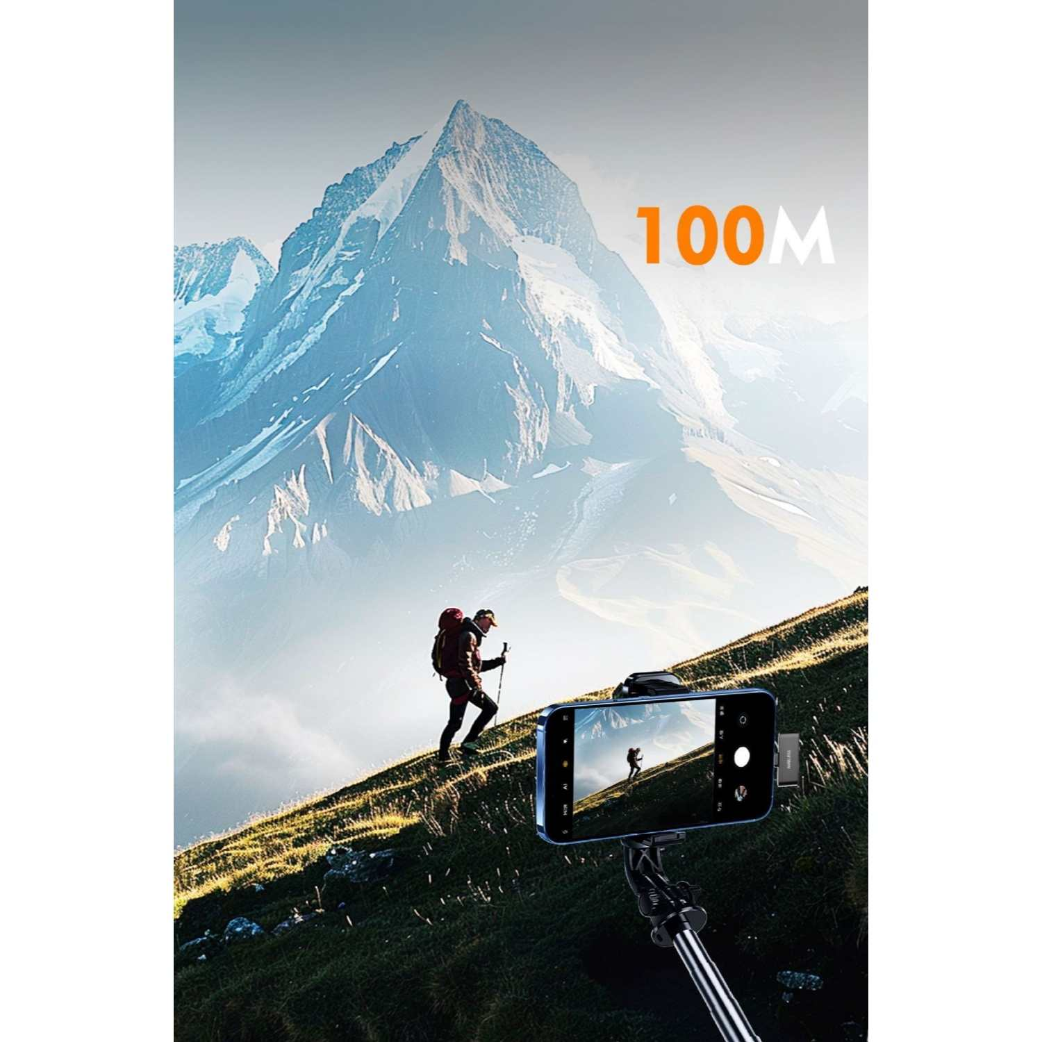 Wanderer auf grasbewachsenem Hang mit filmendem Handy. Berge im Hintergrund. 100M Text.