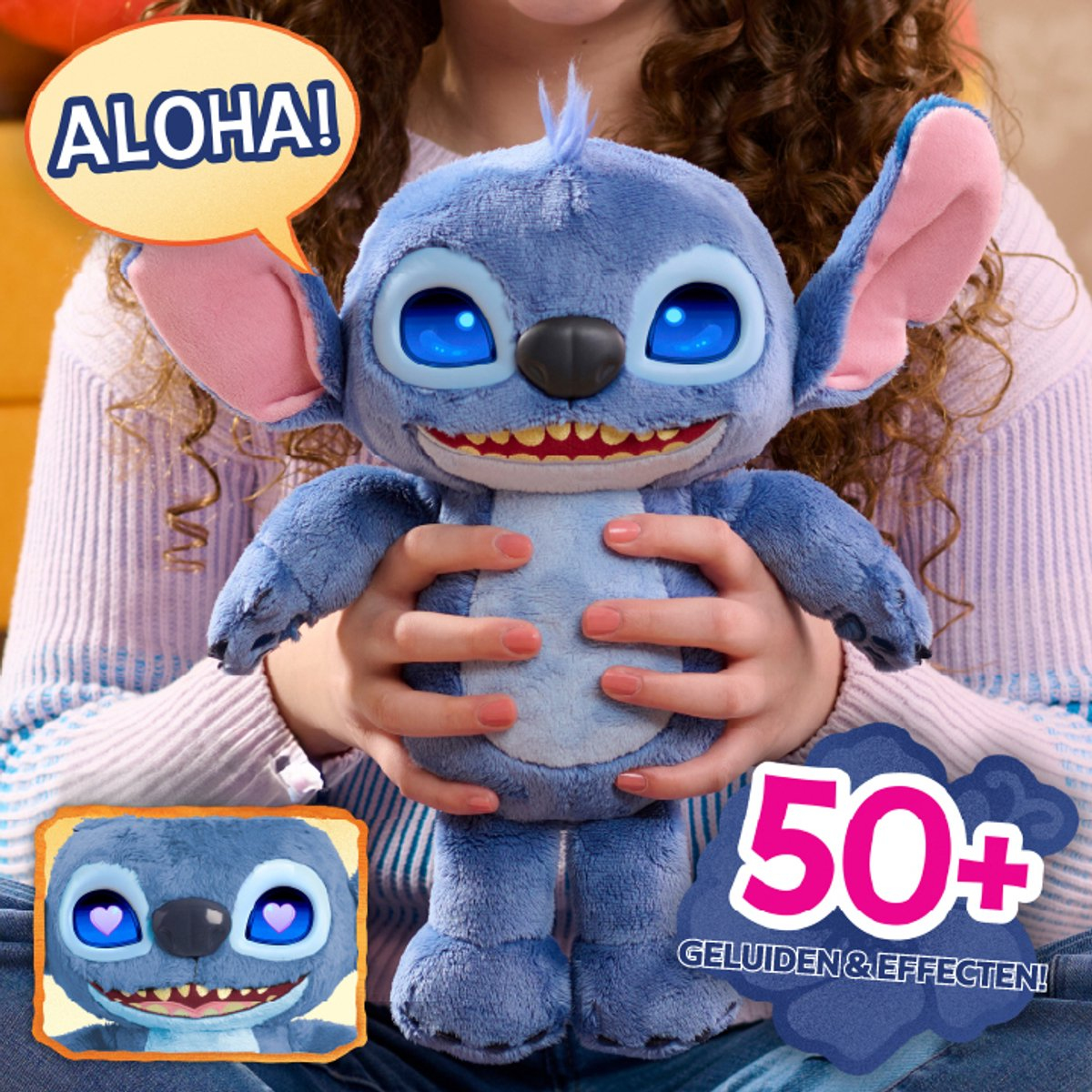 Un peluche blu di Stitch con occhi luminosi è tenuto da un bambino.