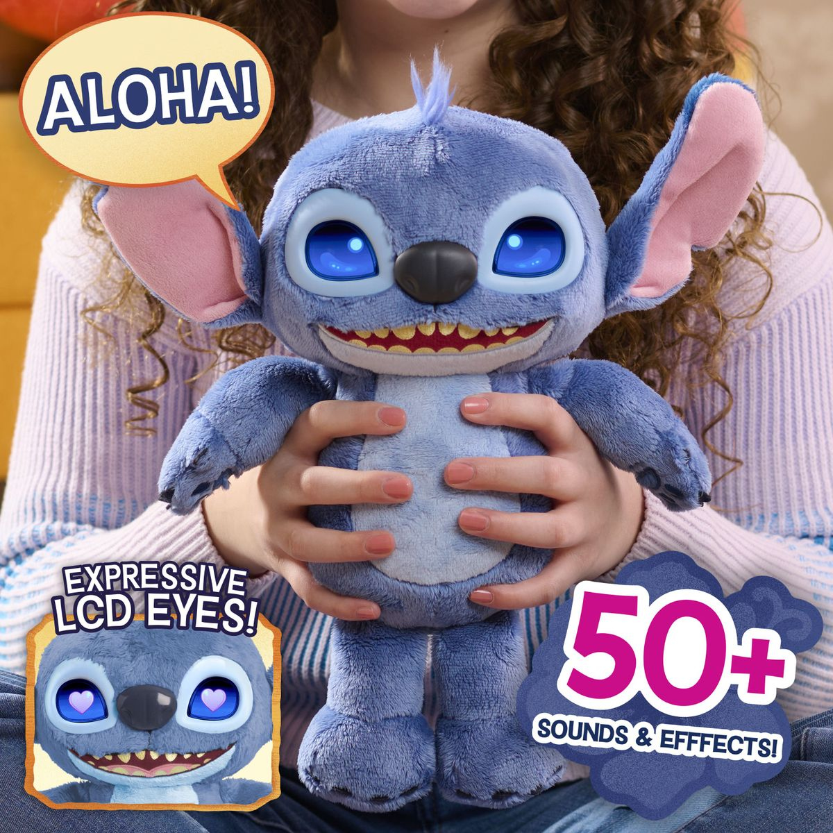 Un peluche blu di Stitch con occhi luminosi è tenuto da un bambino.