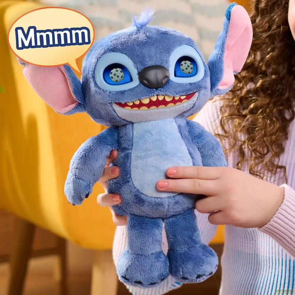 Un peluche blu di Stitch con grandi orecchie e un ampio sorriso è tenuto.