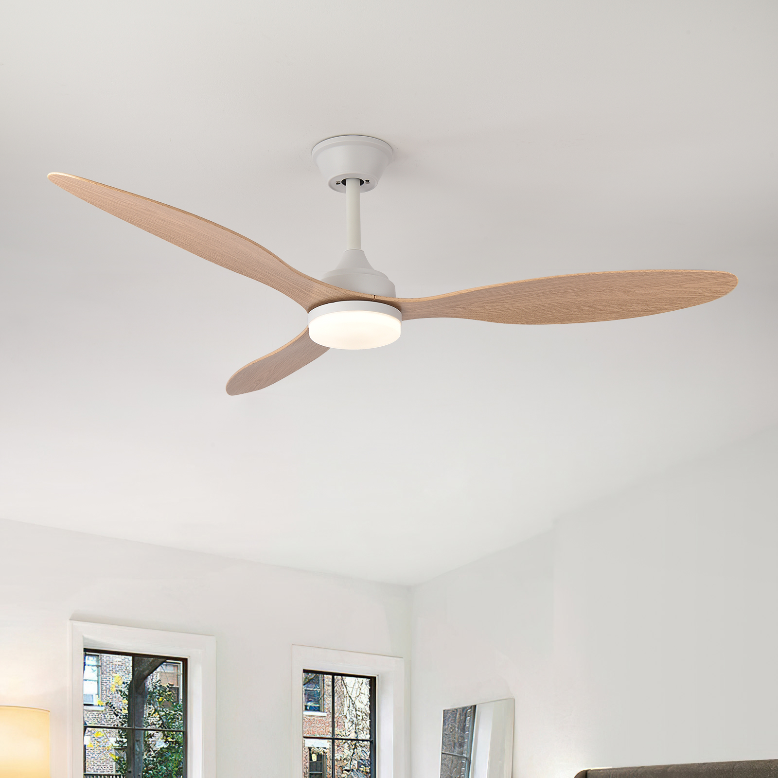 Ventilador de techo moderno con tres aspas de madera y luz LED integrada.